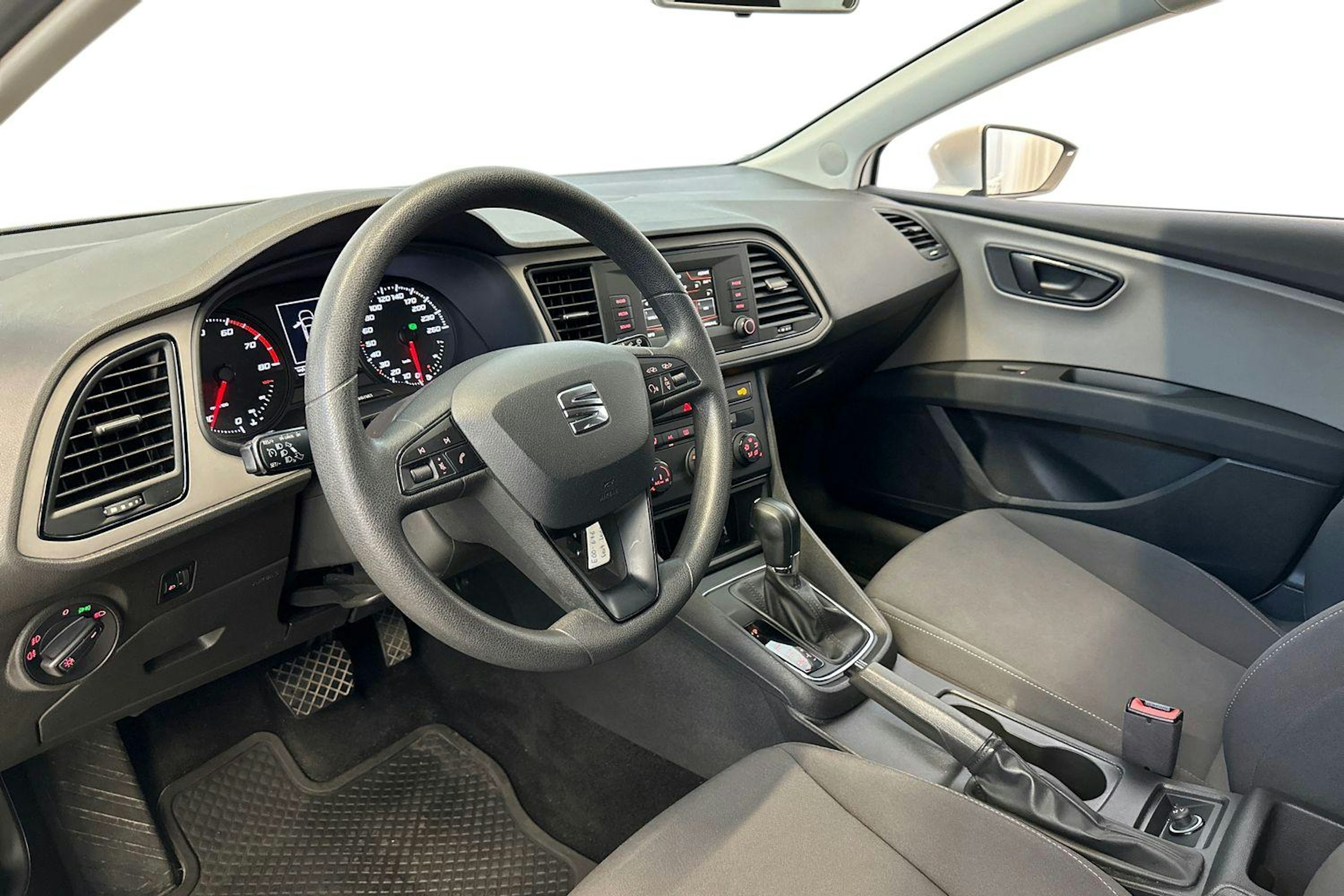 valkoinen SEAT Leon ST 2017 kuva 7.