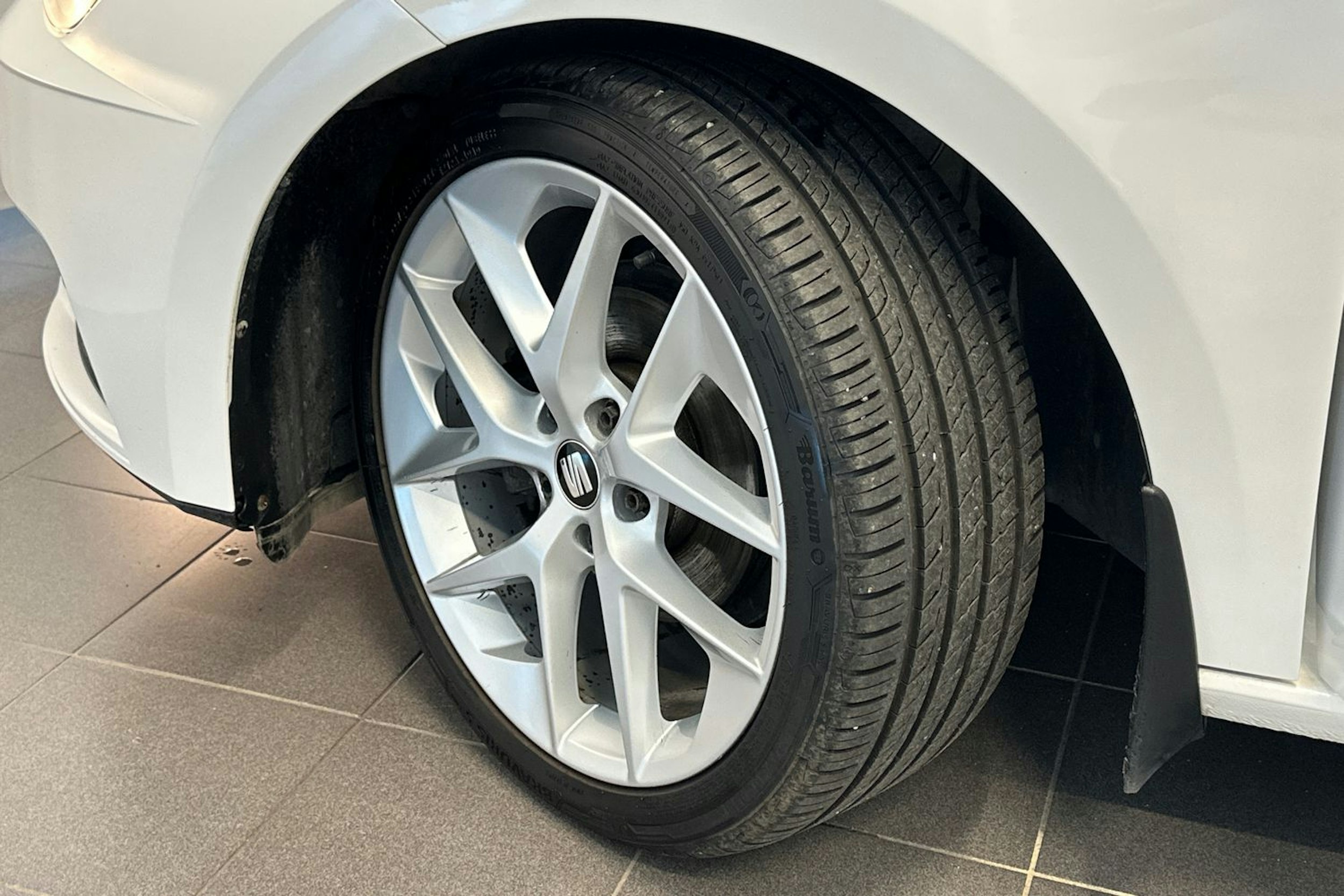 valkoinen SEAT Leon ST 2017 kuva 13.