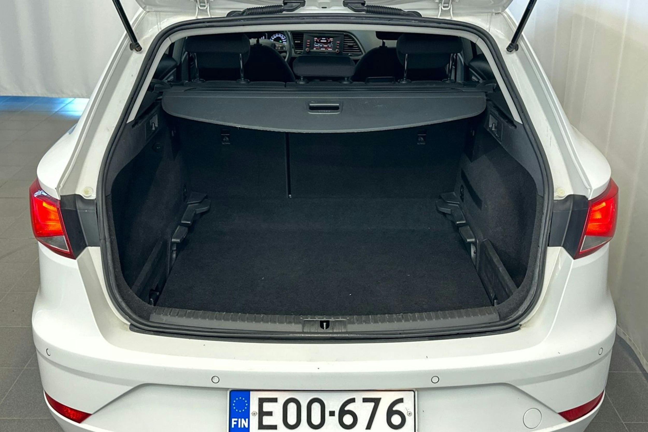 valkoinen SEAT Leon ST 2017 kuva 16.