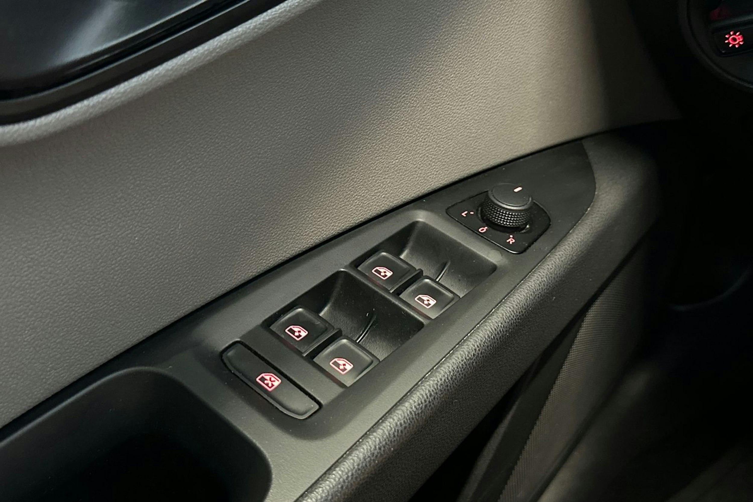 valkoinen SEAT Leon ST 2017 kuva 17.
