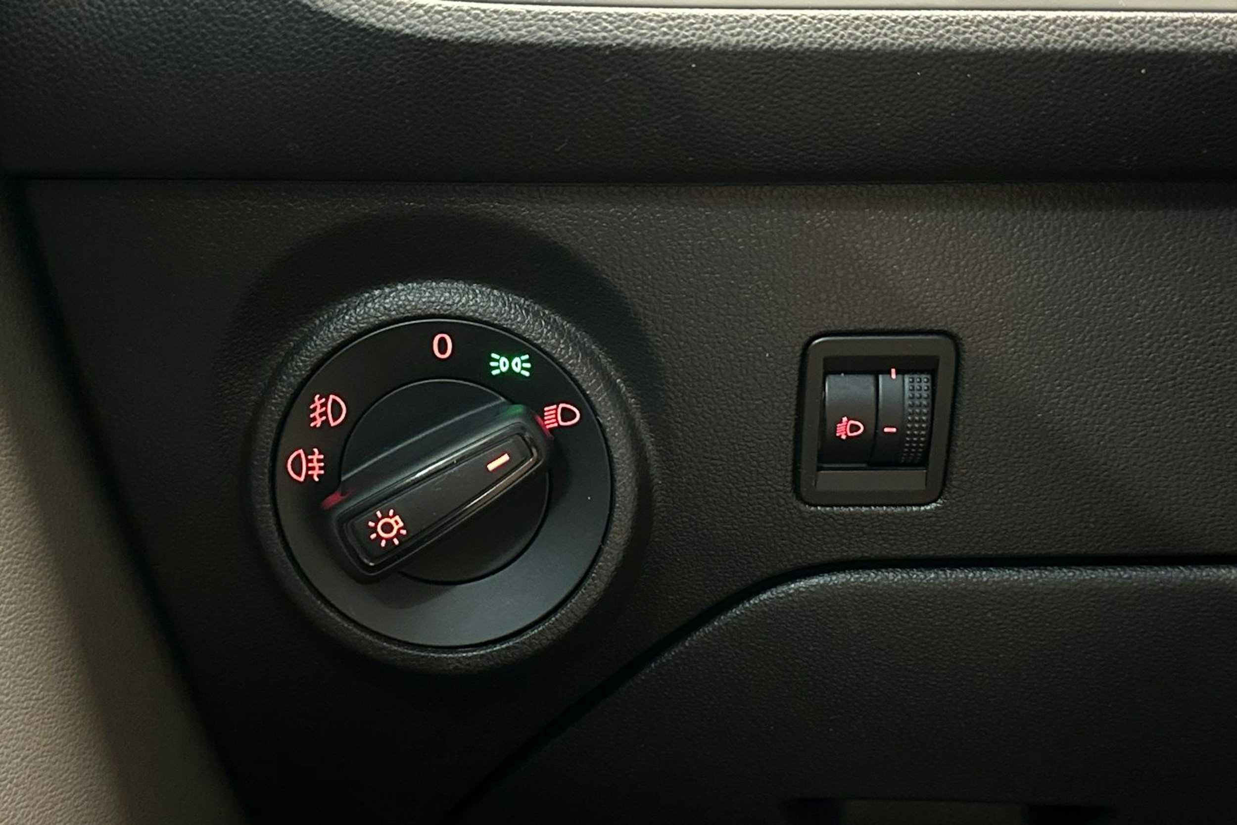 valkoinen SEAT Leon ST 2017 kuva 18.