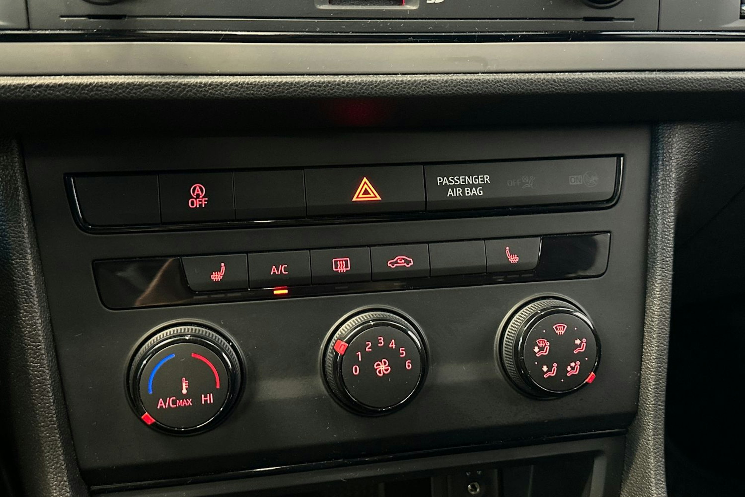 valkoinen SEAT Leon ST 2017 kuva 24.