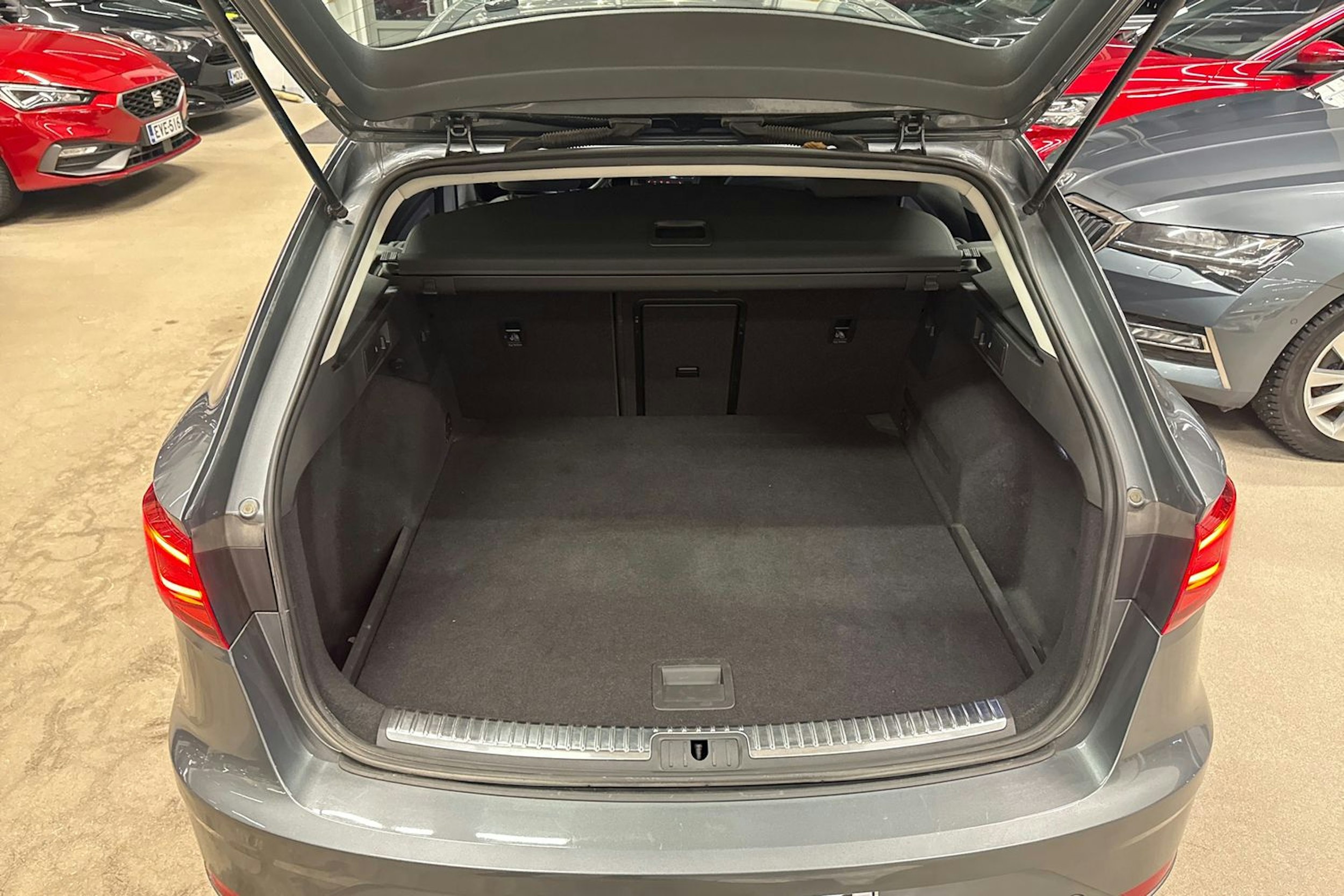 harmaa SEAT Leon ST 2018 kuva 15.