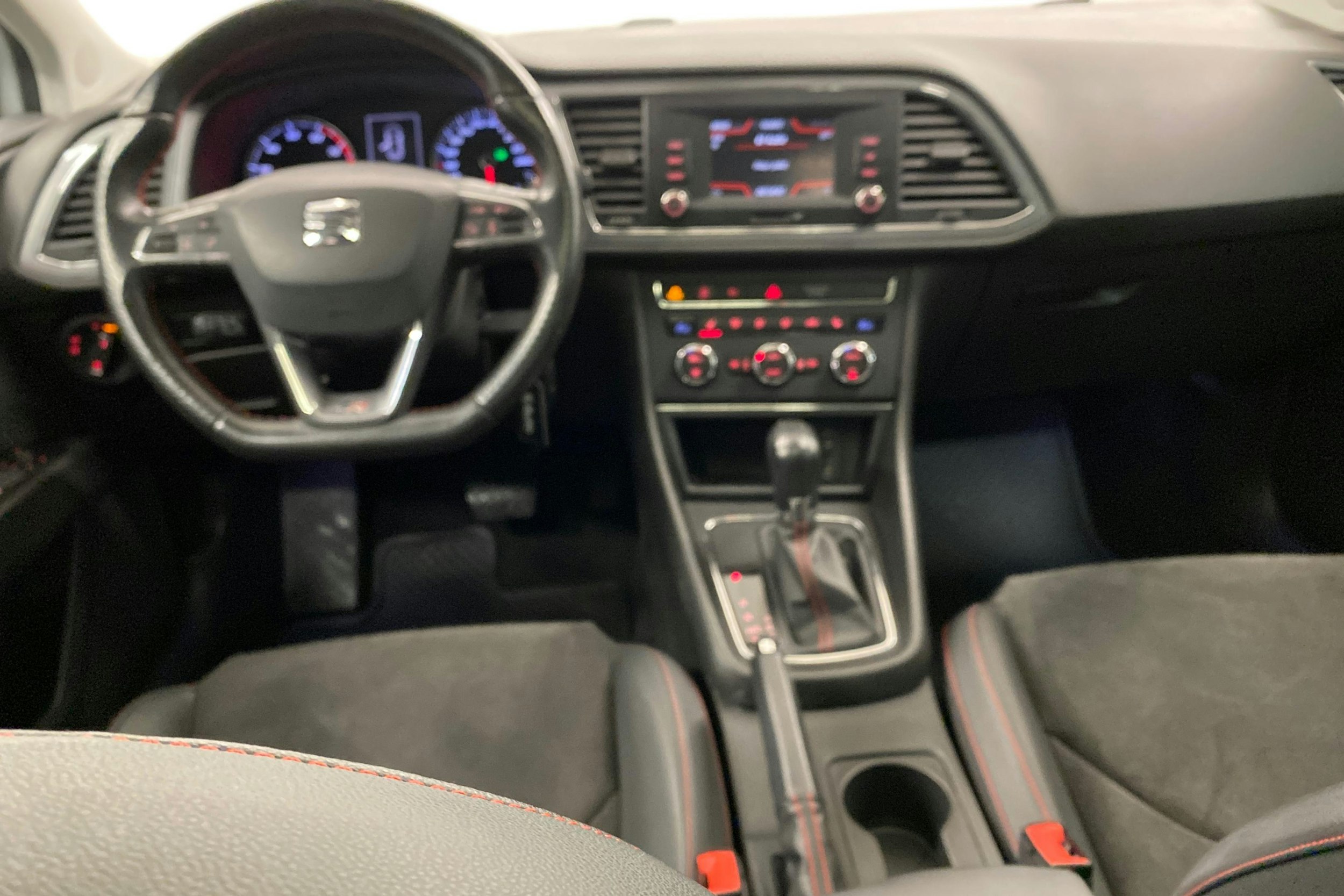 Valkoinen SEAT LEON ST 2017 kuva 7.