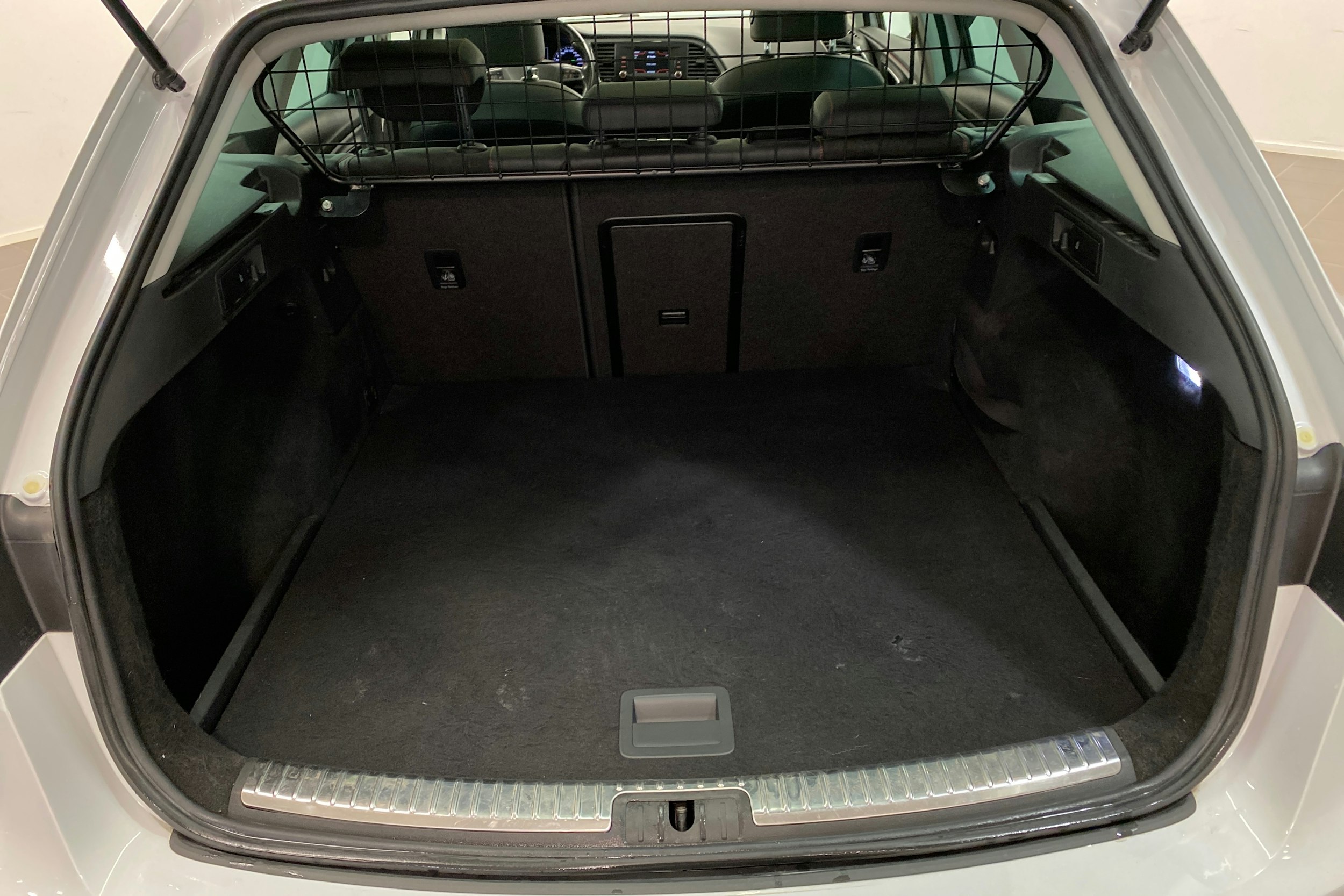 Valkoinen SEAT LEON ST 2017 kuva 11.