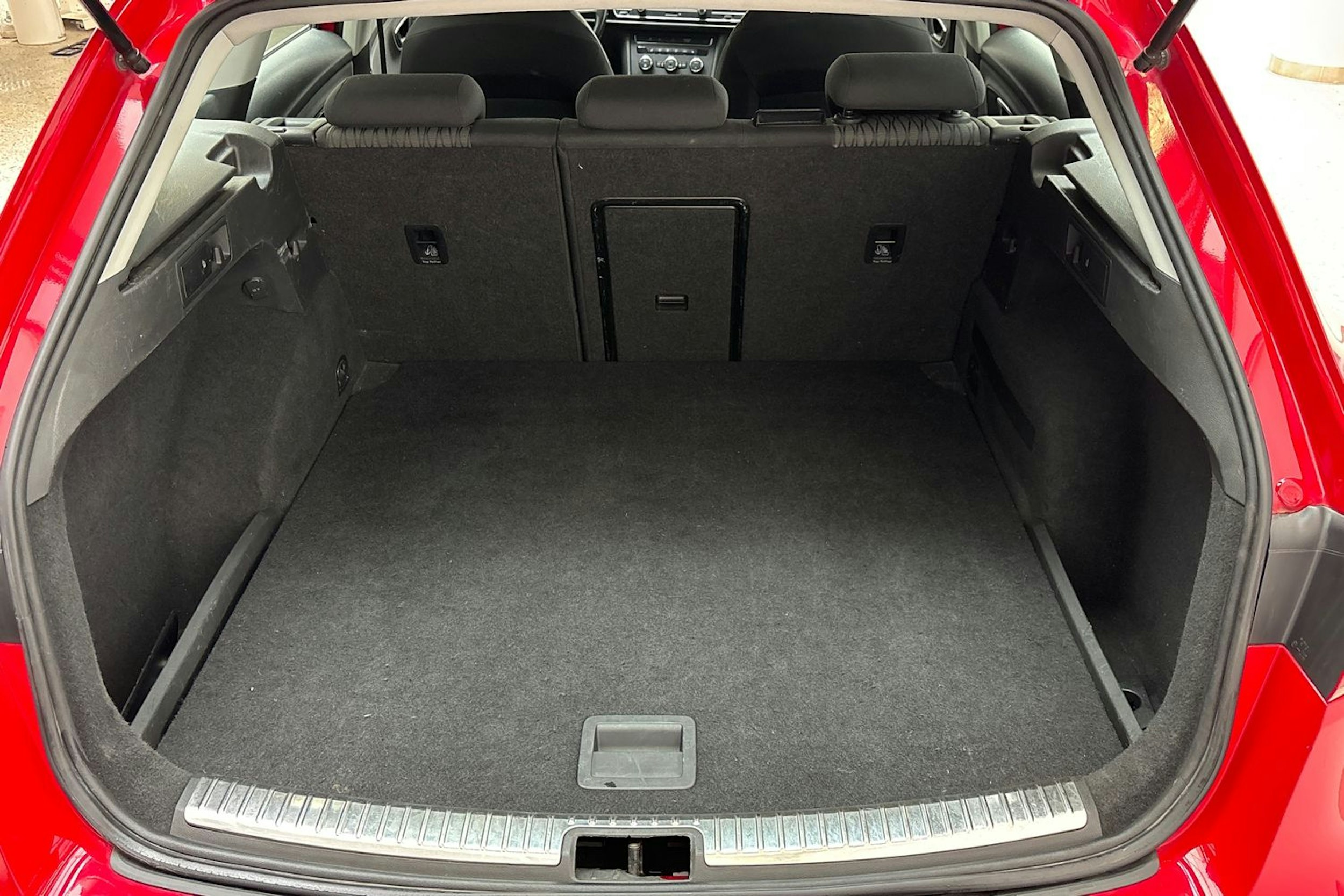 punainen SEAT Leon ST 2017 kuva 14.