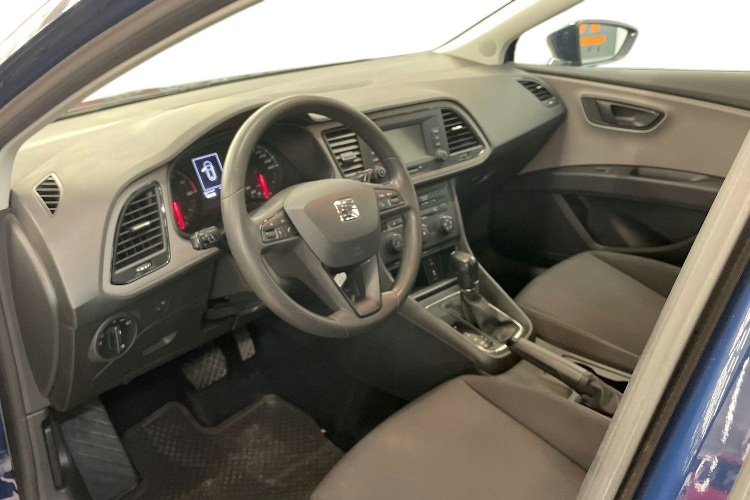 sininen SEAT Leon ST 2017 kuva 7.