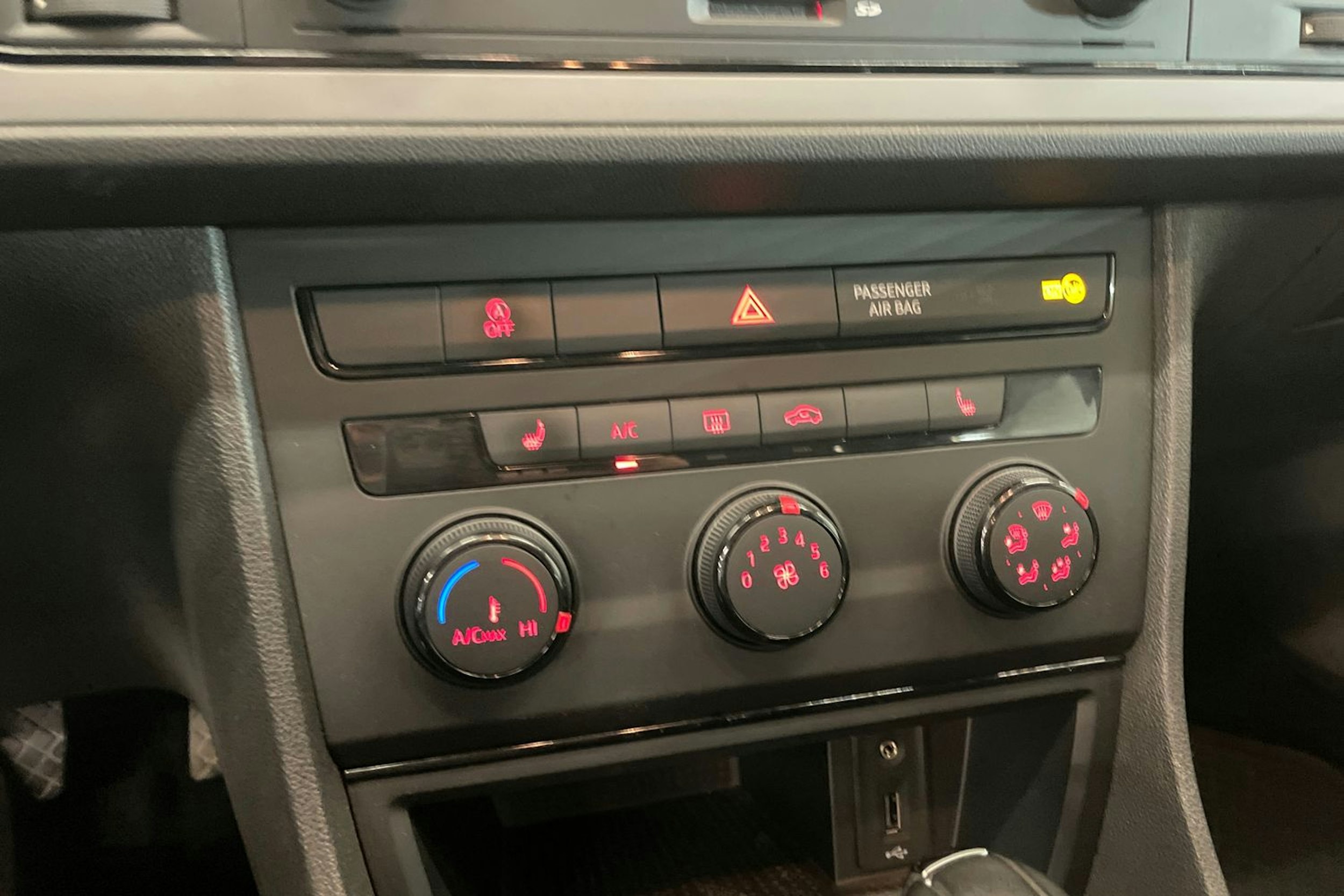 sininen SEAT Leon ST 2017 kuva 16.