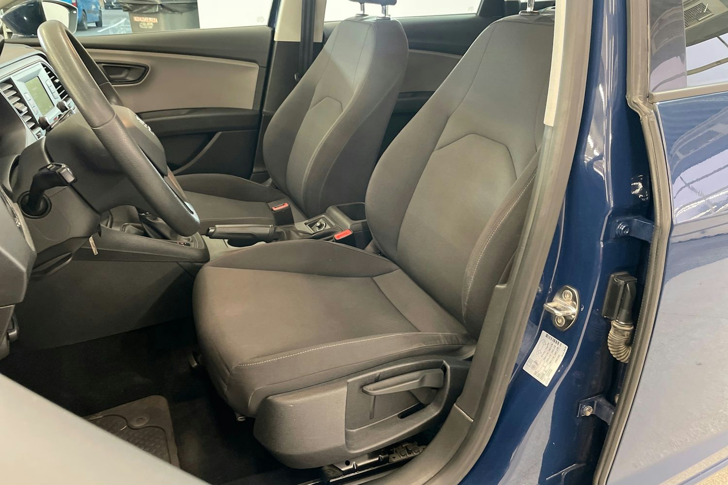 sininen SEAT Leon ST 2017 kuva 19.