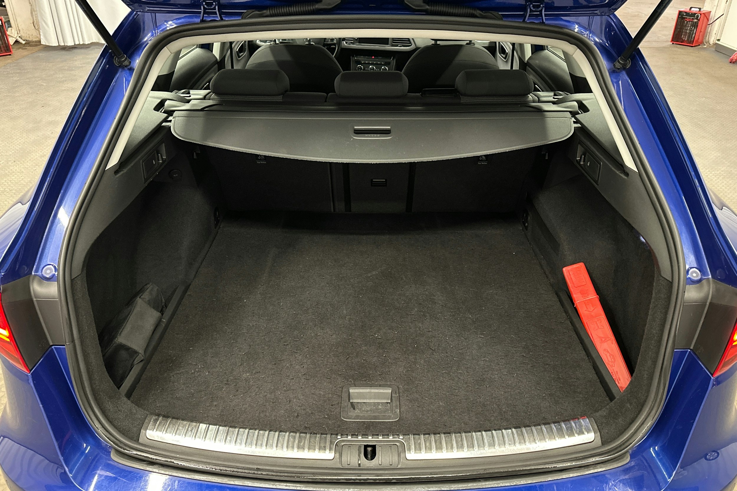 sininen SEAT Leon ST 2018 kuva 14.