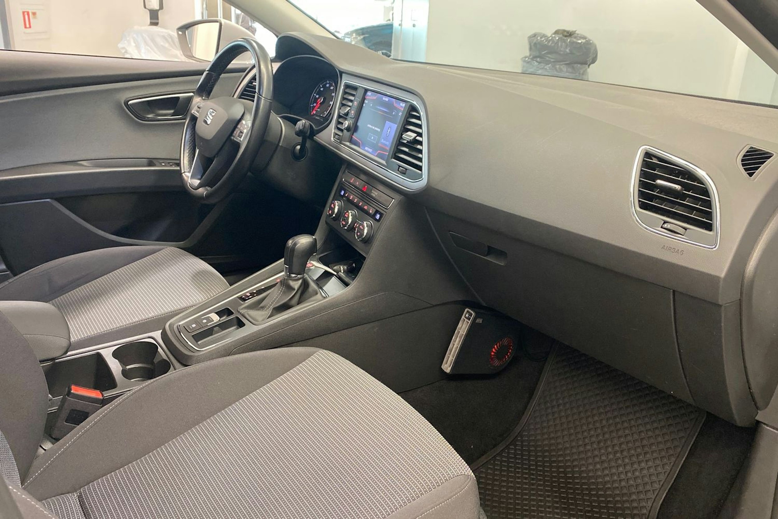 Valkoinen SEAT LEON ST 2018 kuva 18.