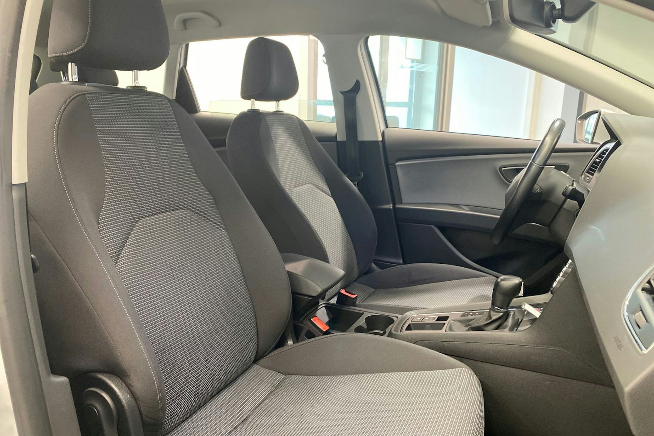 Valkoinen SEAT LEON ST 2018 kuva 19.