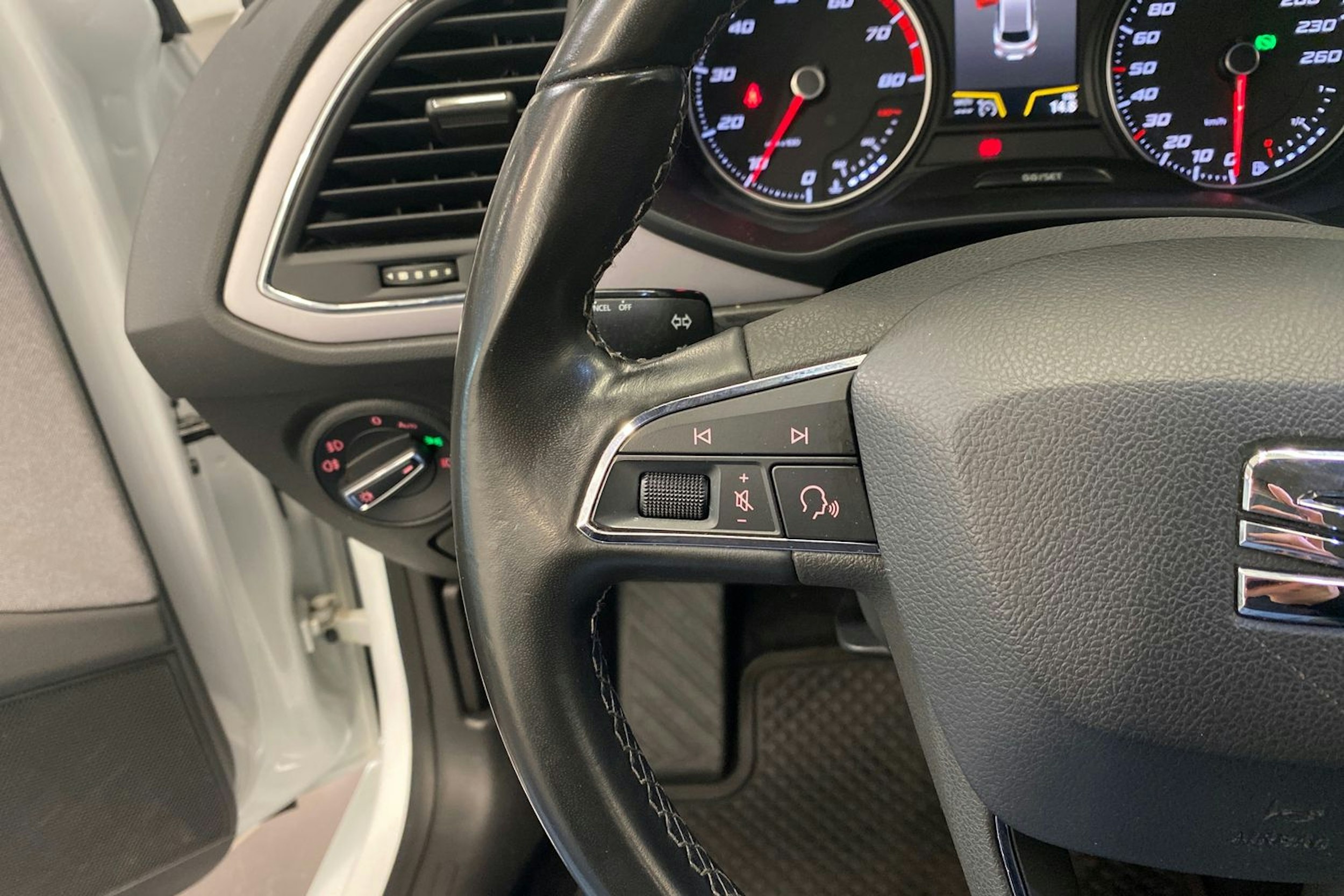 Valkoinen SEAT LEON ST 2018 kuva 25.