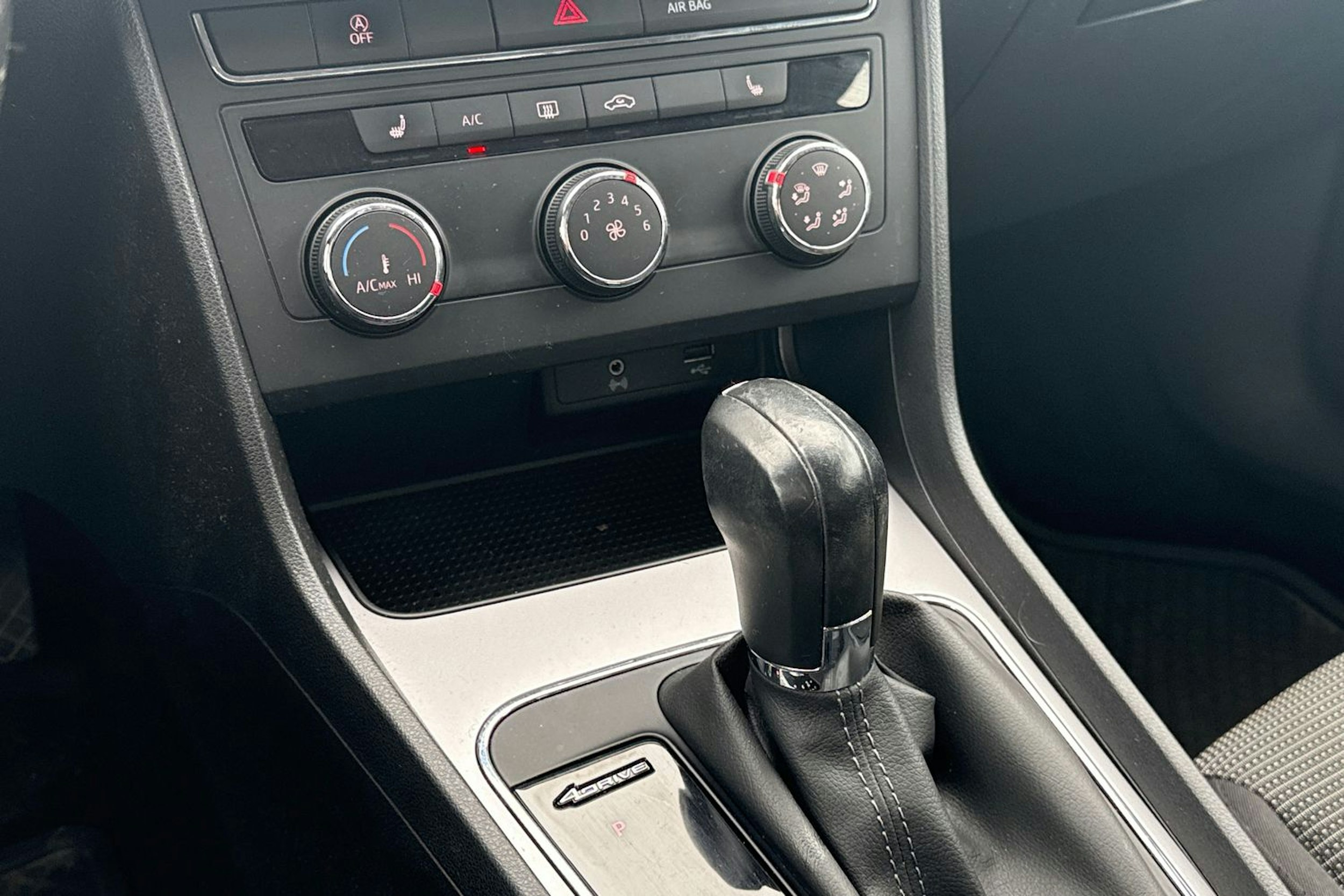 musta SEAT Leon ST 2018 kuva 16.