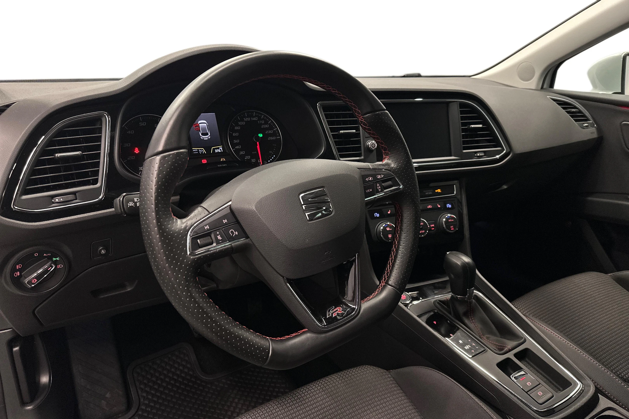 valkoinen SEAT Leon ST 2018 kuva 6.