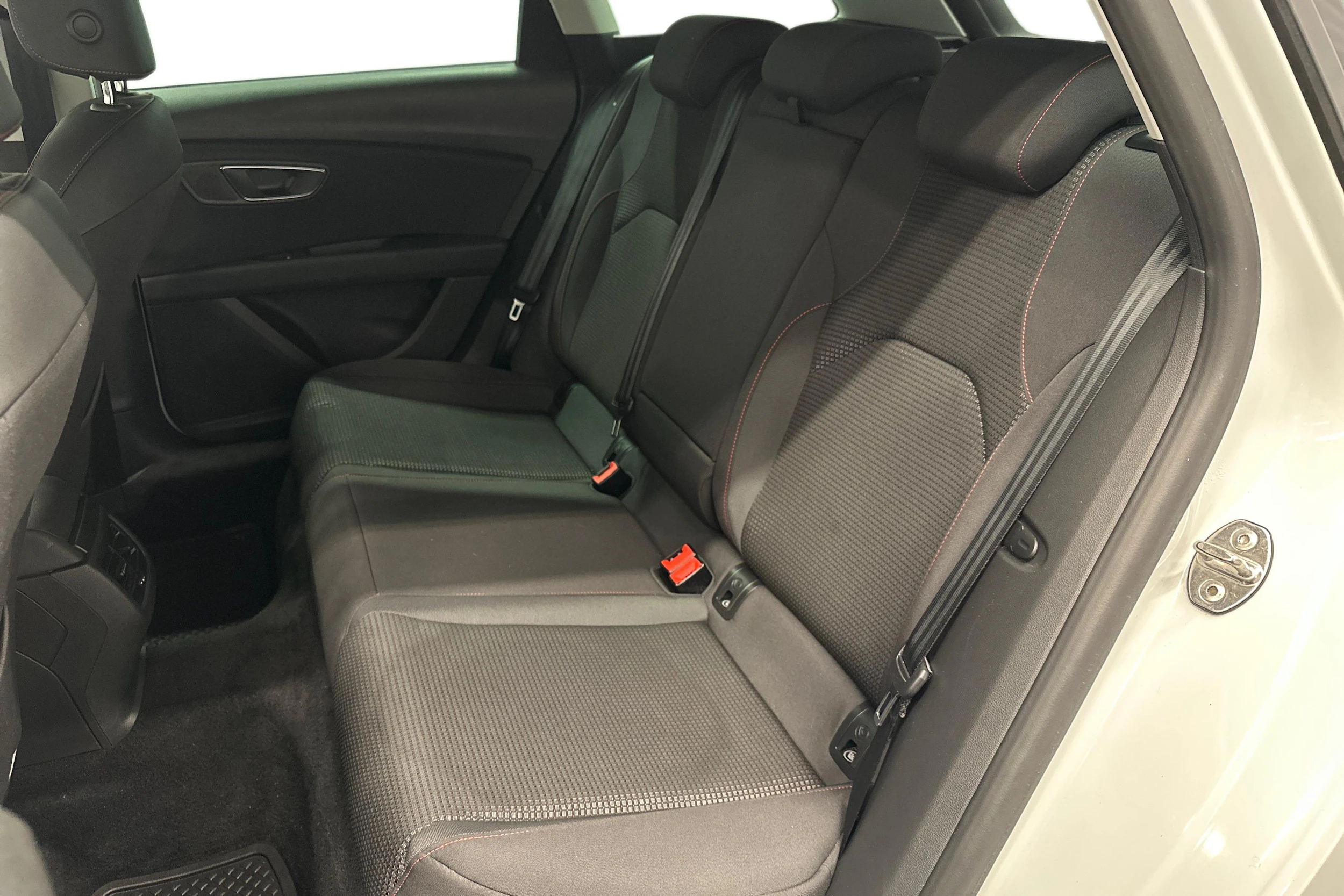 valkoinen SEAT Leon ST 2018 kuva 8.