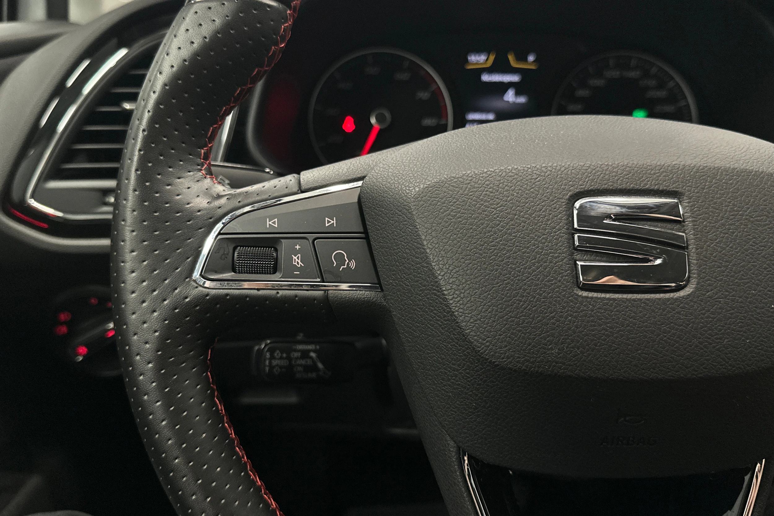 valkoinen SEAT Leon ST 2018 kuva 11.