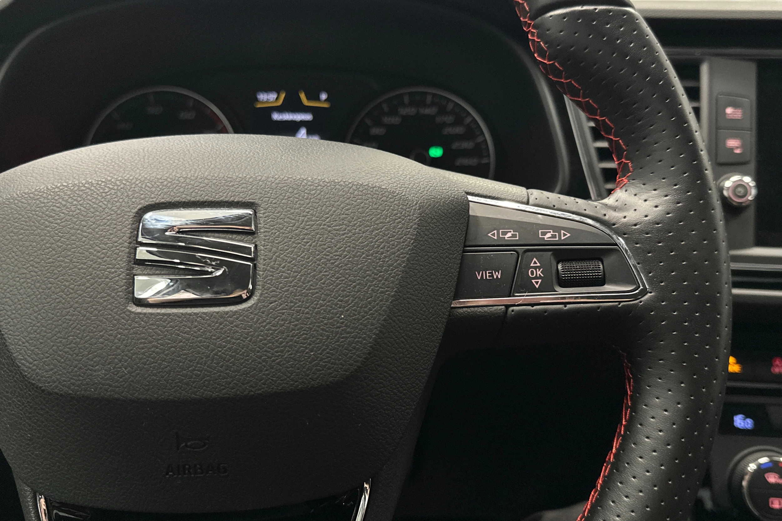 valkoinen SEAT Leon ST 2018 kuva 12.