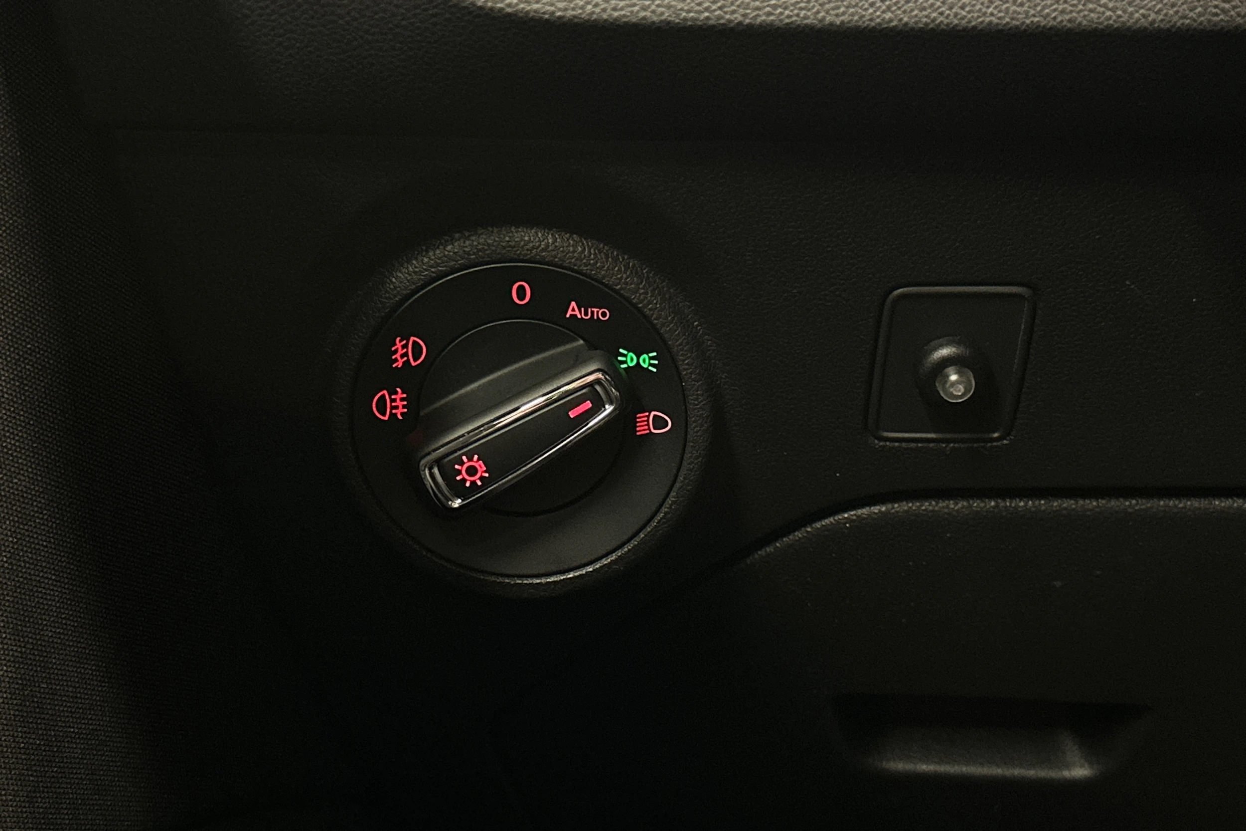valkoinen SEAT Leon ST 2018 kuva 14.