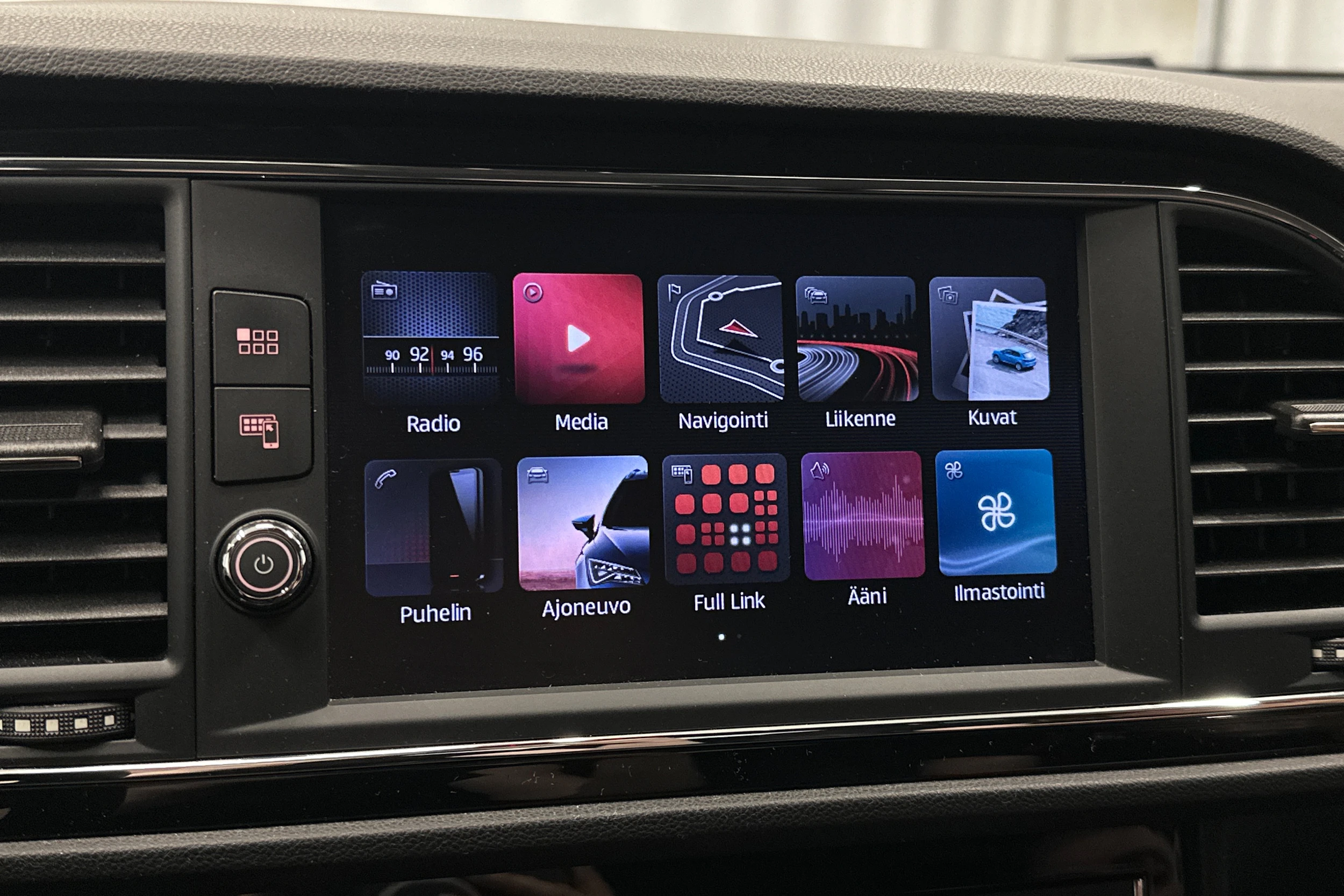 valkoinen SEAT Leon ST 2018 kuva 17.