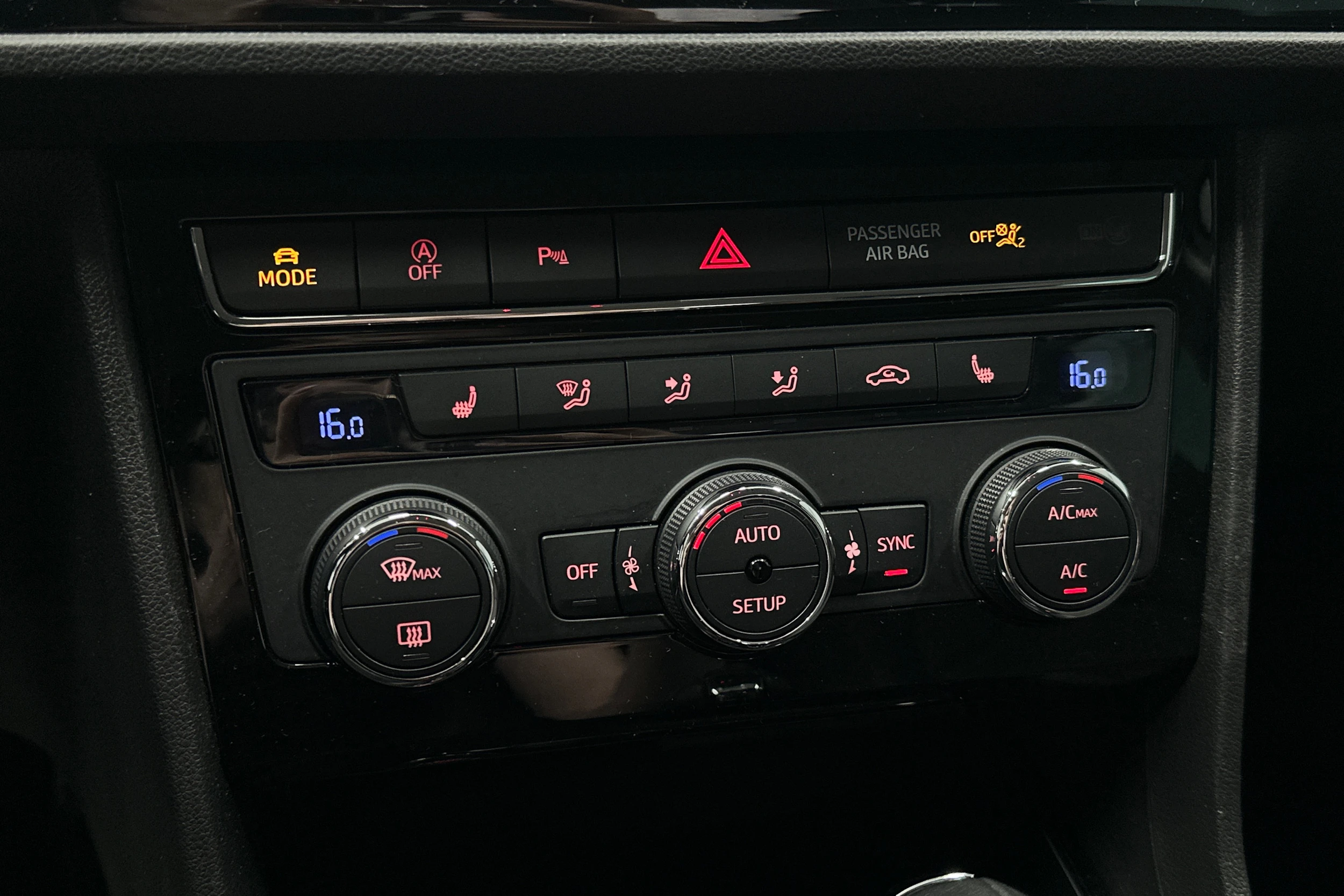 valkoinen SEAT Leon ST 2018 kuva 27.
