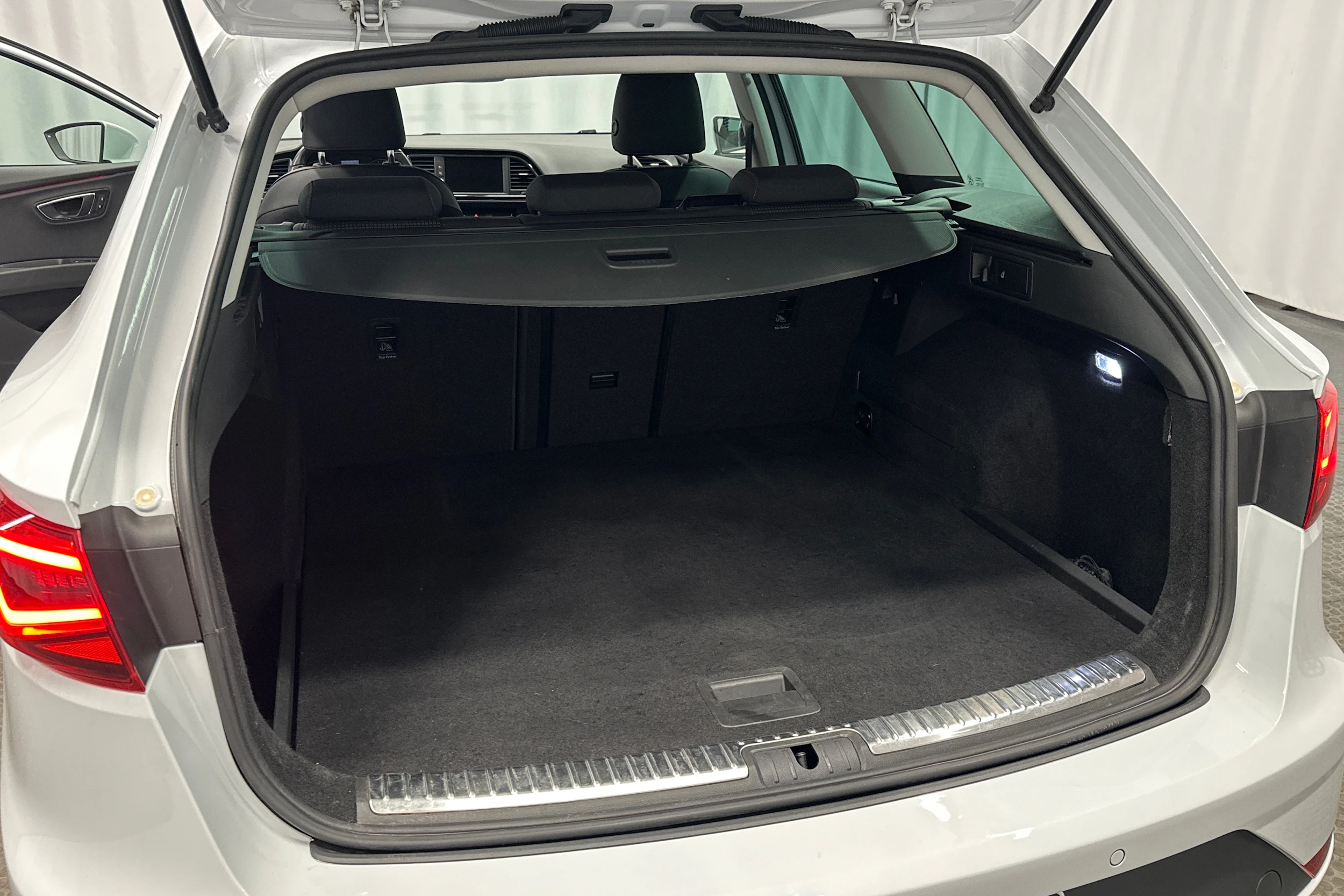 valkoinen SEAT Leon ST 2018 kuva 31.