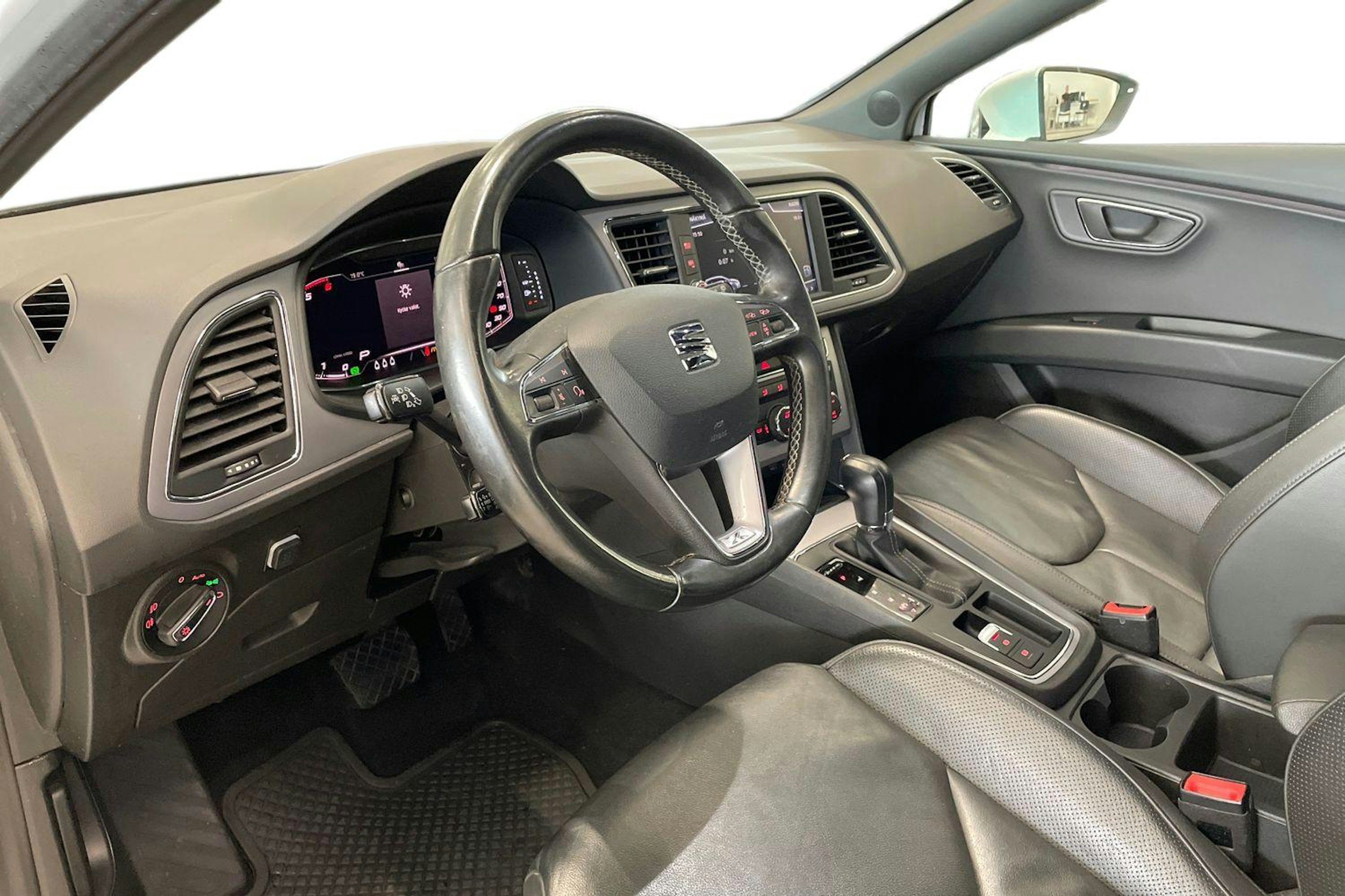 valkoinen SEAT Leon ST 2018 kuva 7.