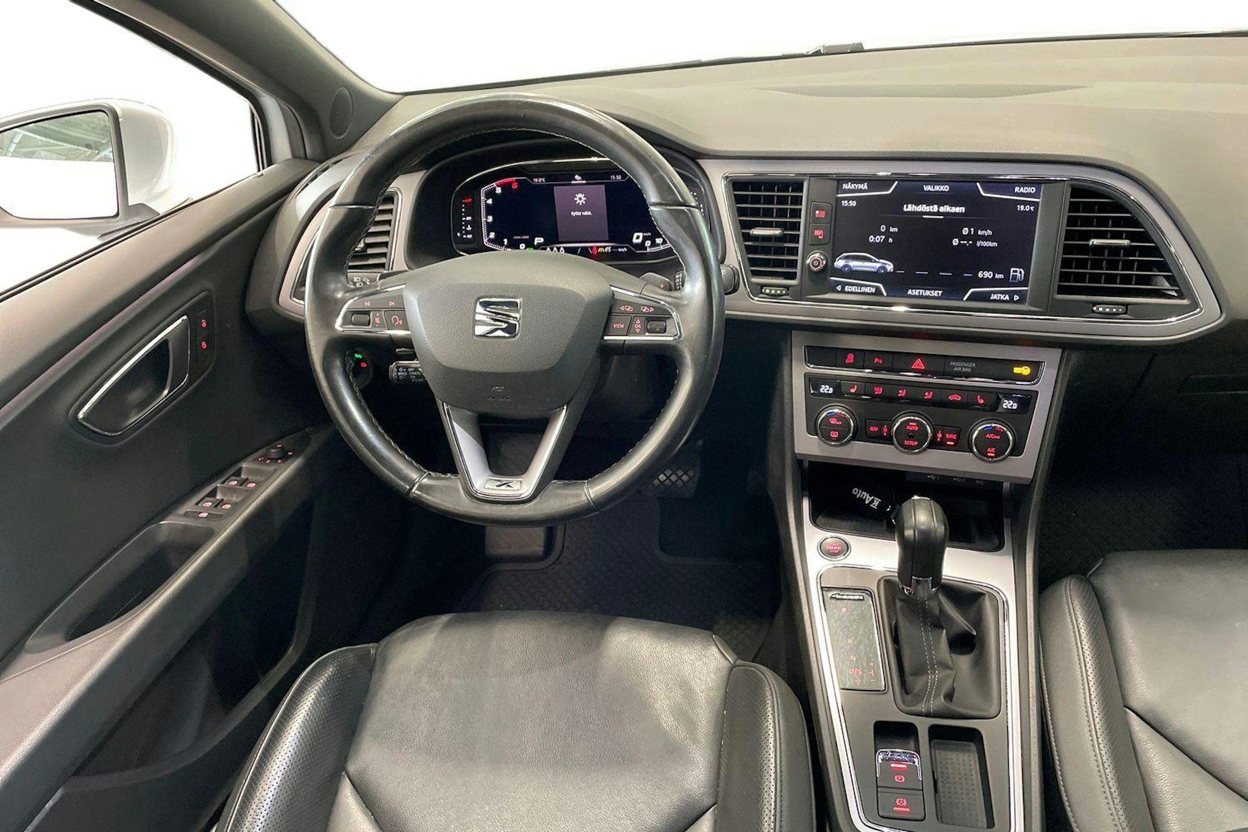 valkoinen SEAT Leon ST 2018 kuva 9.