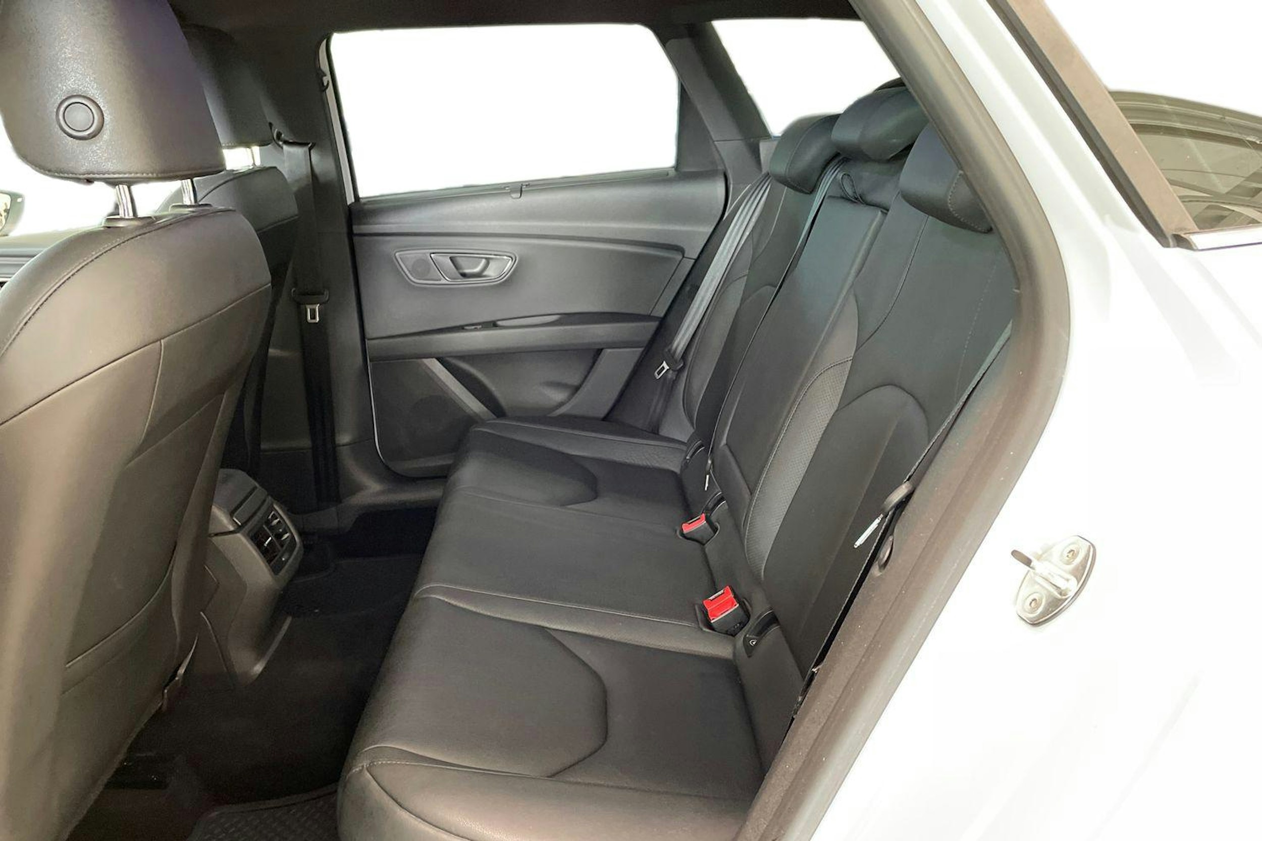 valkoinen SEAT Leon ST 2018 kuva 10.