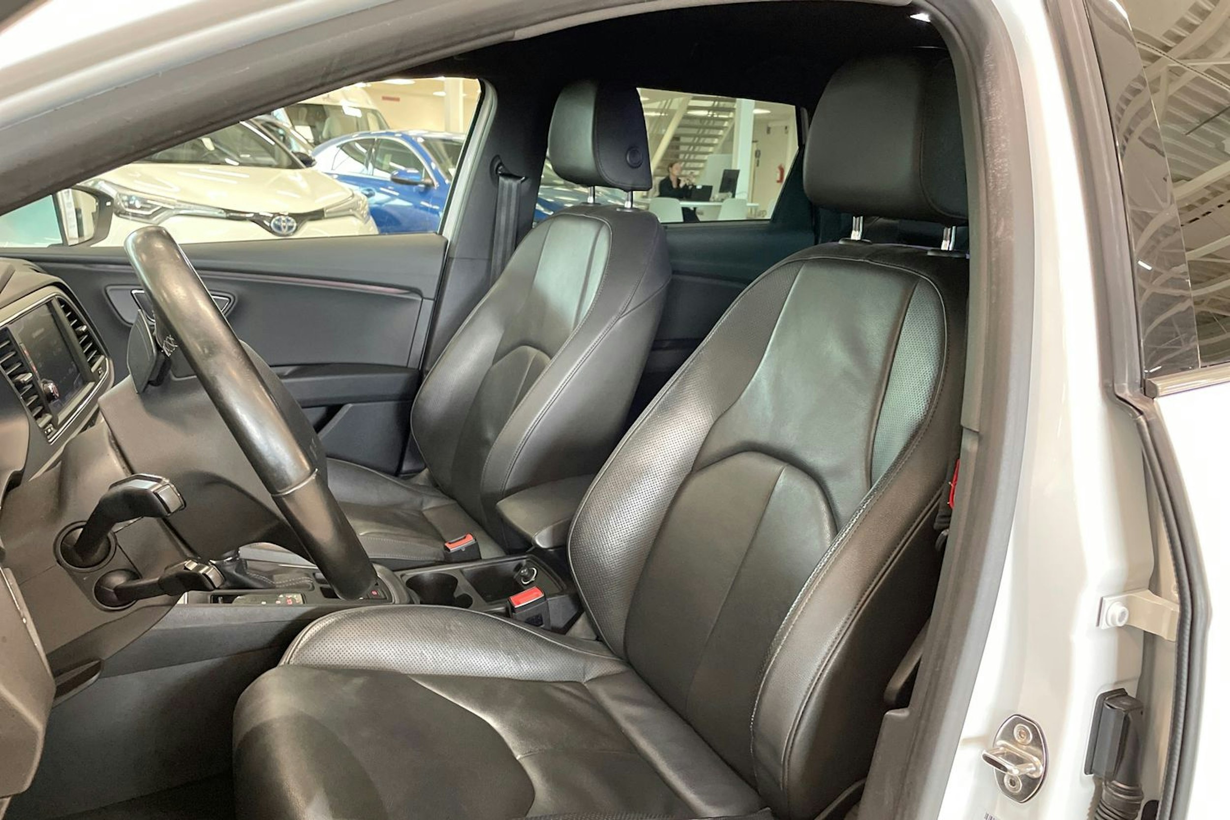 valkoinen SEAT Leon ST 2018 kuva 14.