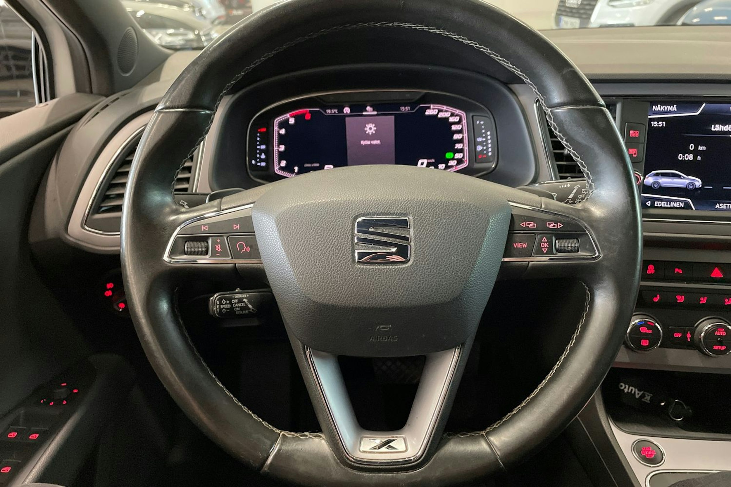 valkoinen SEAT Leon ST 2018 kuva 15.