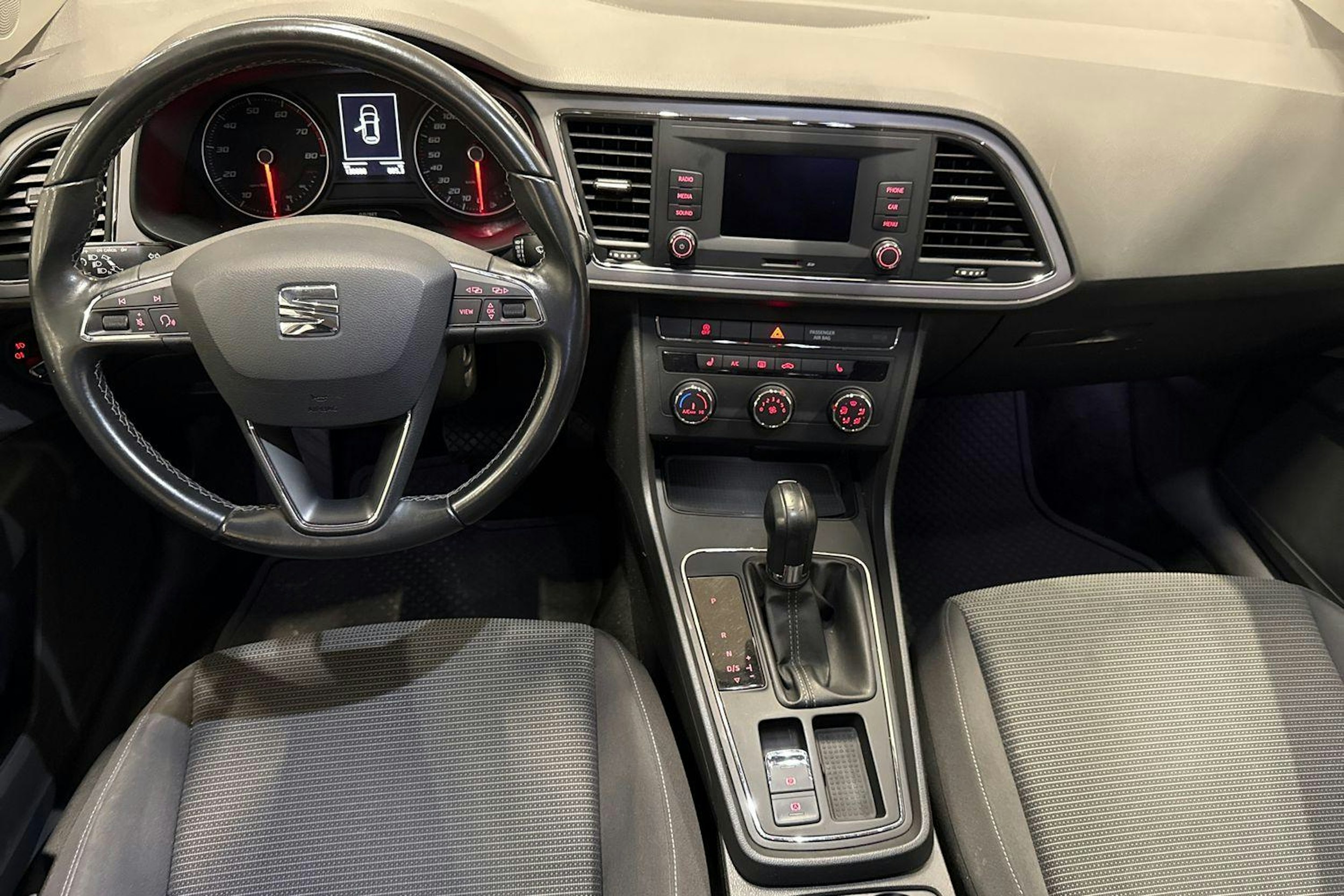 valkoinen SEAT Leon ST 2018 kuva 7.