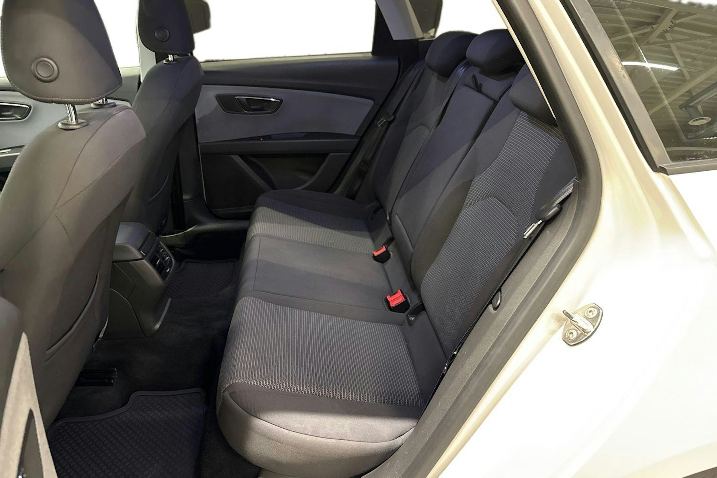 valkoinen SEAT Leon ST 2018 kuva 8.