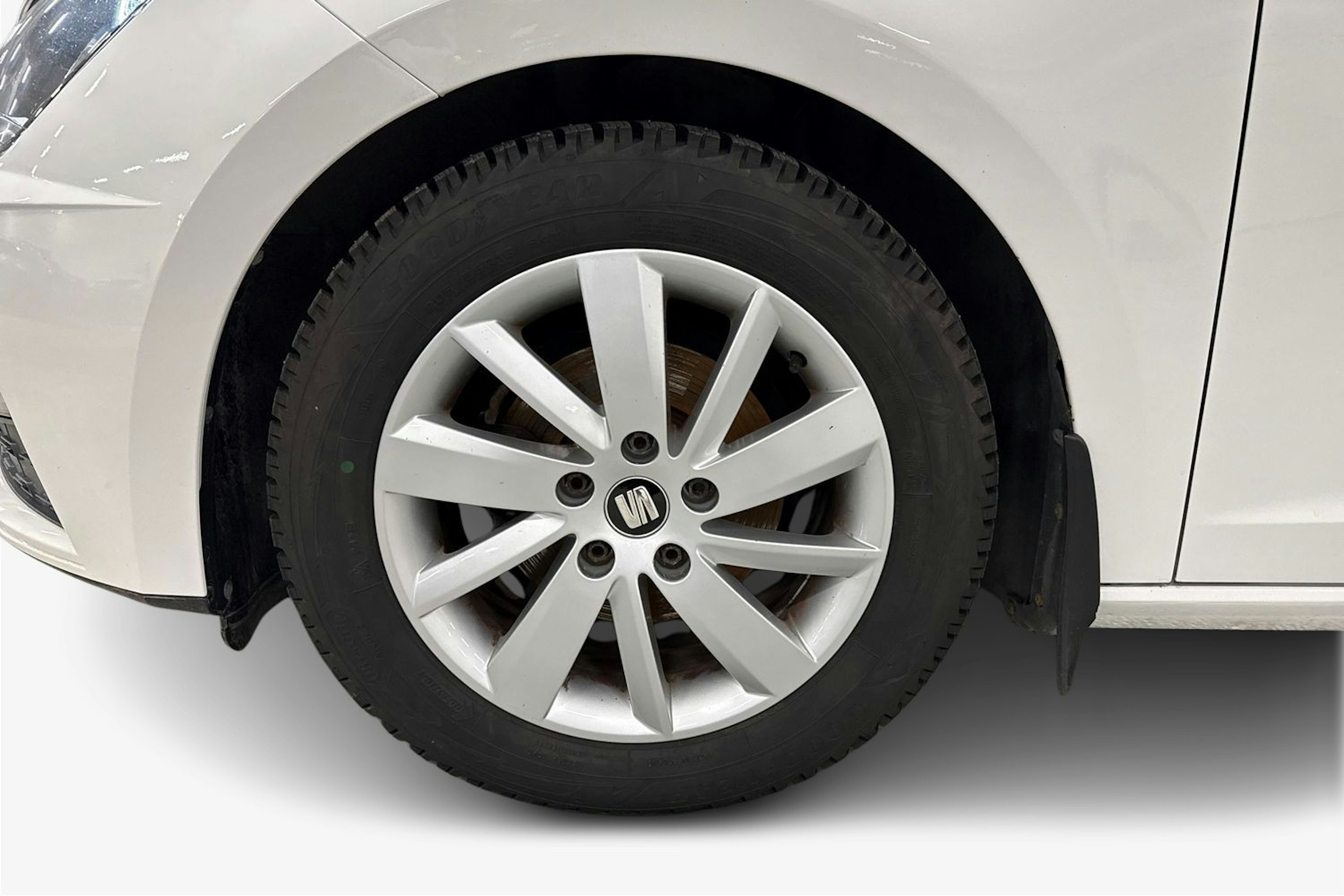 valkoinen SEAT Leon ST 2018 kuva 9.