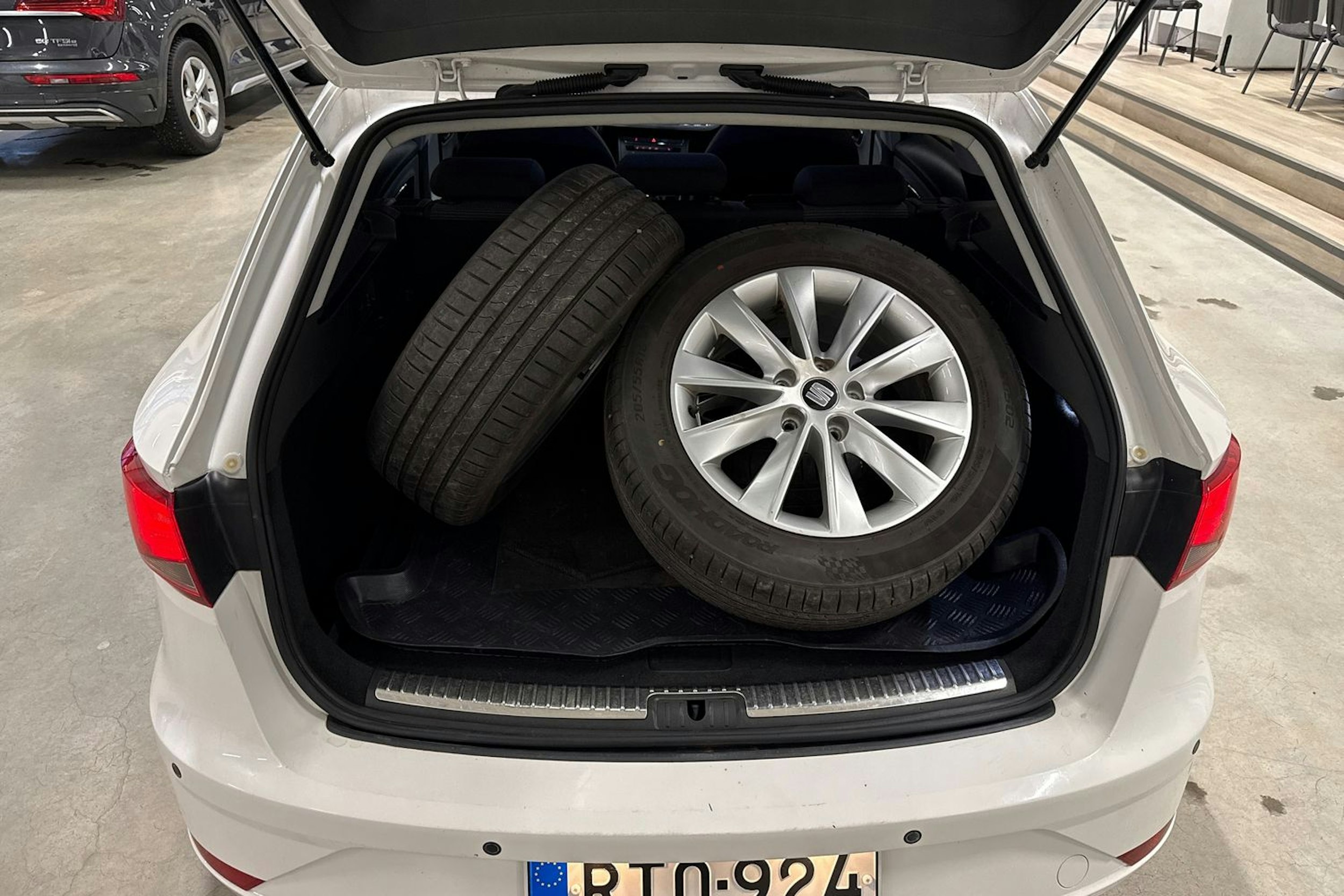 valkoinen SEAT Leon ST 2018 kuva 11.