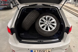 valkoinen SEAT Leon ST 2018 kuva 11.