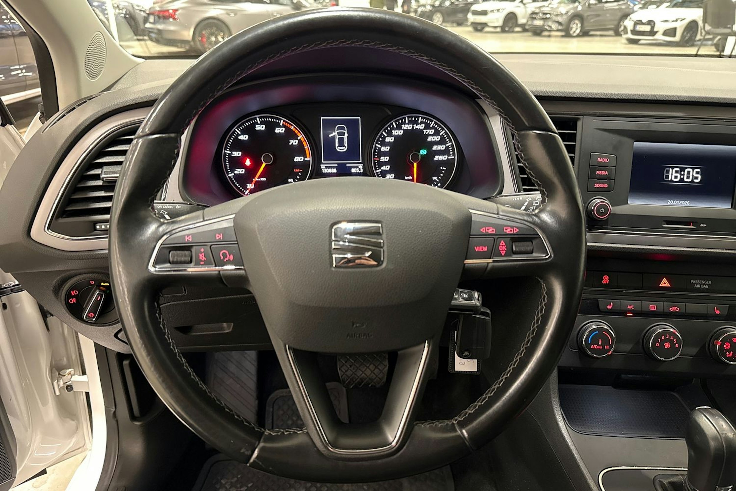 valkoinen SEAT Leon ST 2018 kuva 14.