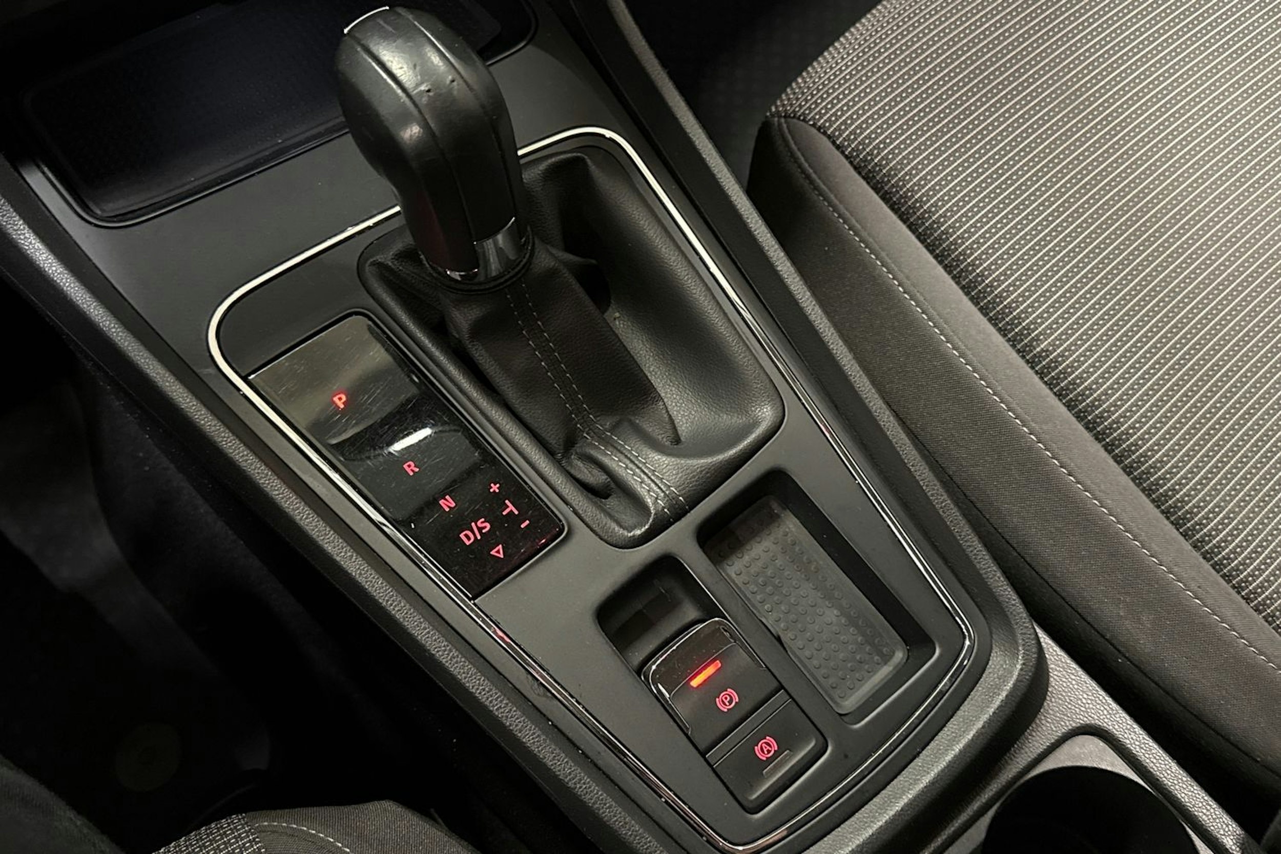 valkoinen SEAT Leon ST 2018 kuva 22.