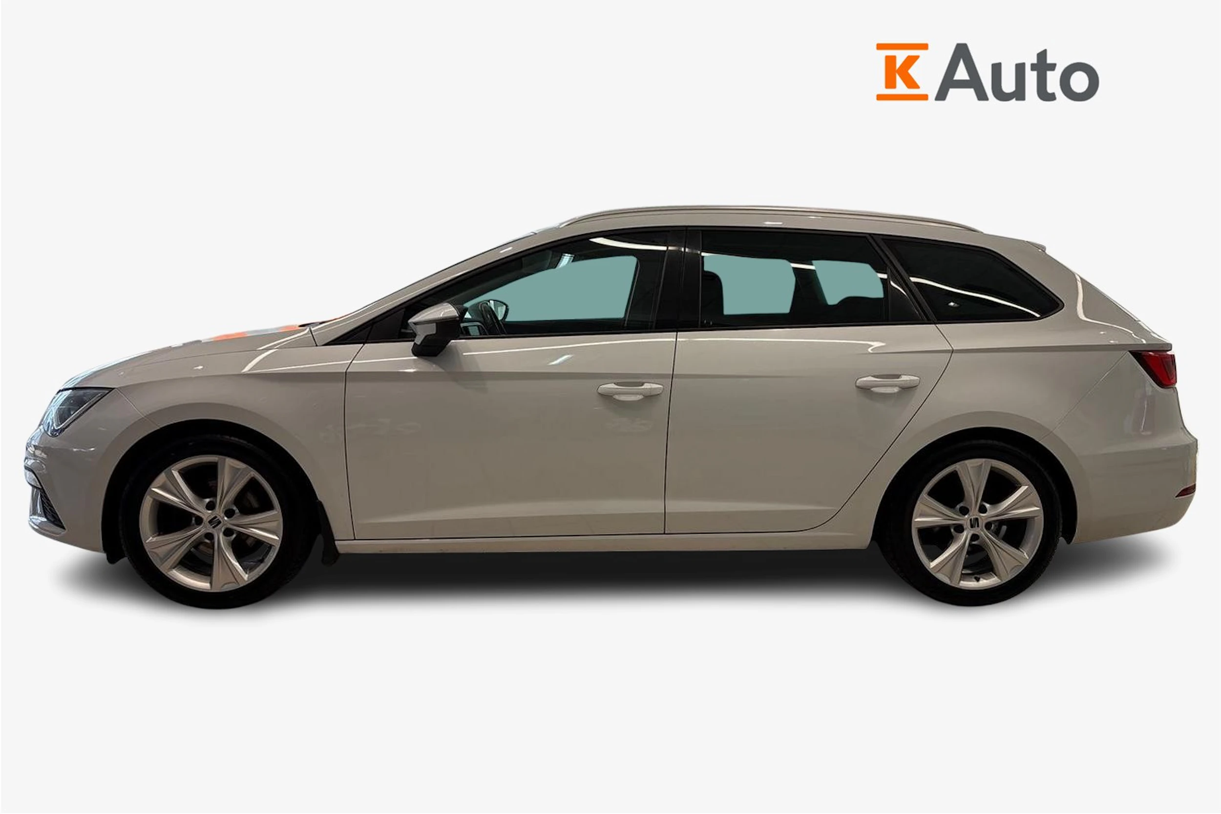 valkoinen SEAT Leon ST 2019 kuva 5.