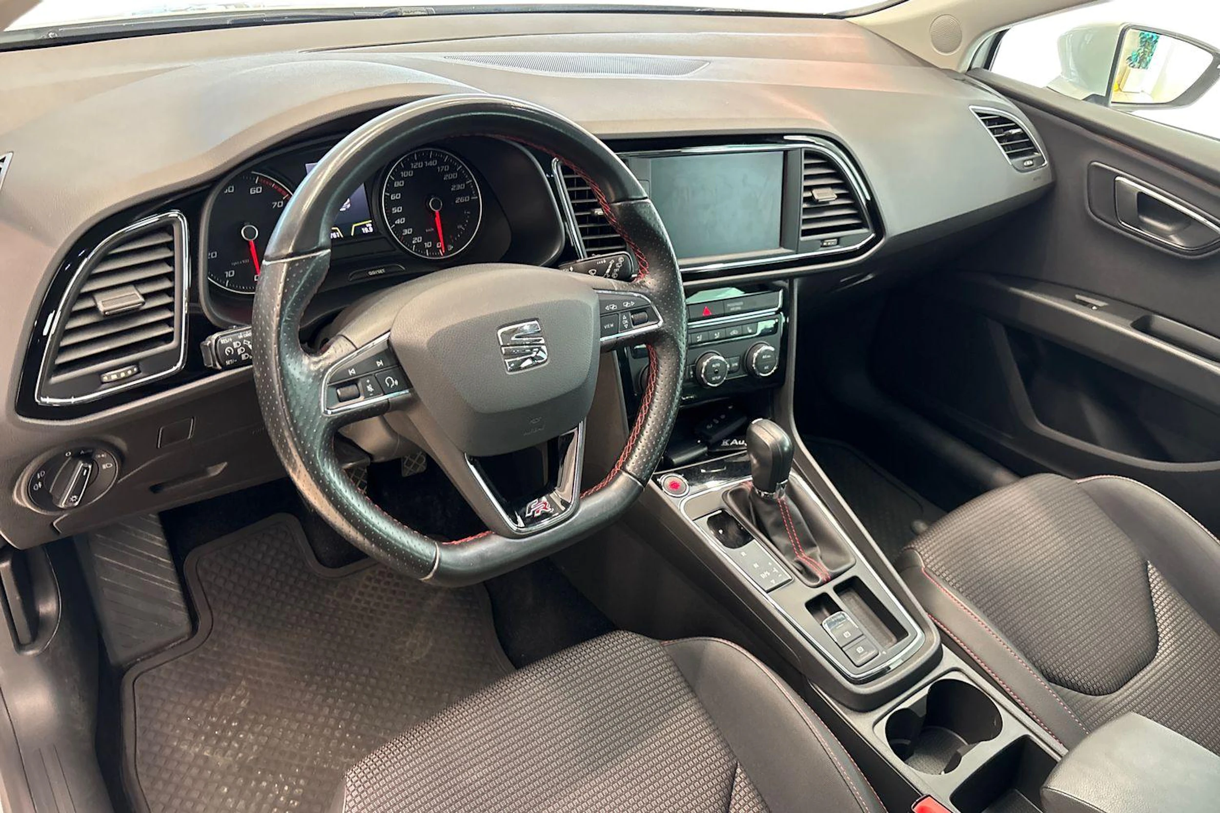 valkoinen SEAT Leon ST 2019 kuva 6.