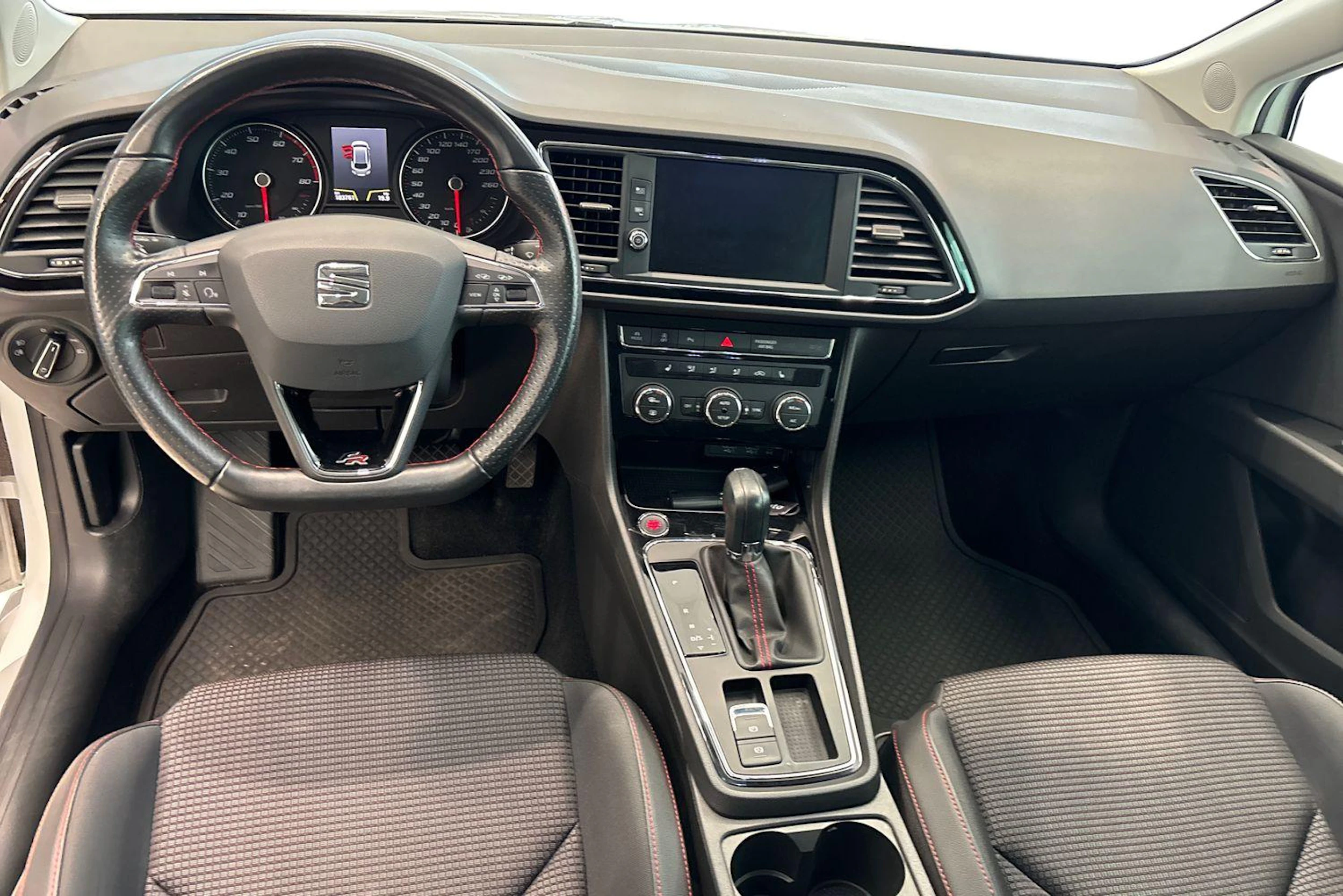 valkoinen SEAT Leon ST 2019 kuva 7.