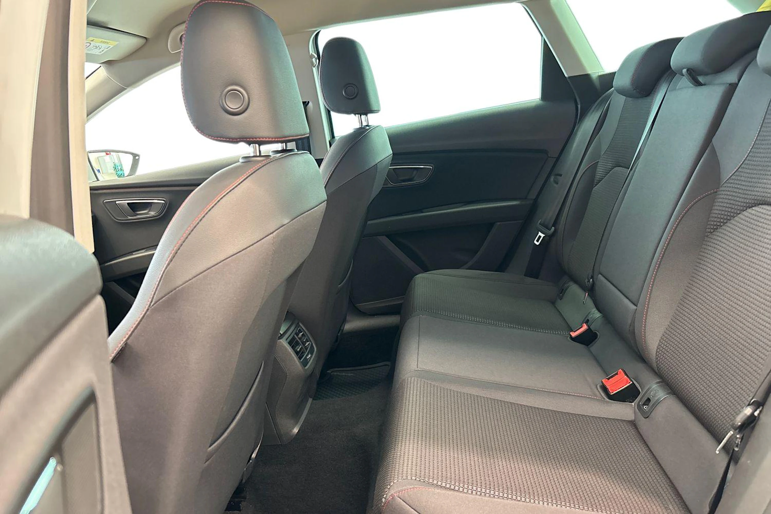 valkoinen SEAT Leon ST 2019 kuva 8.