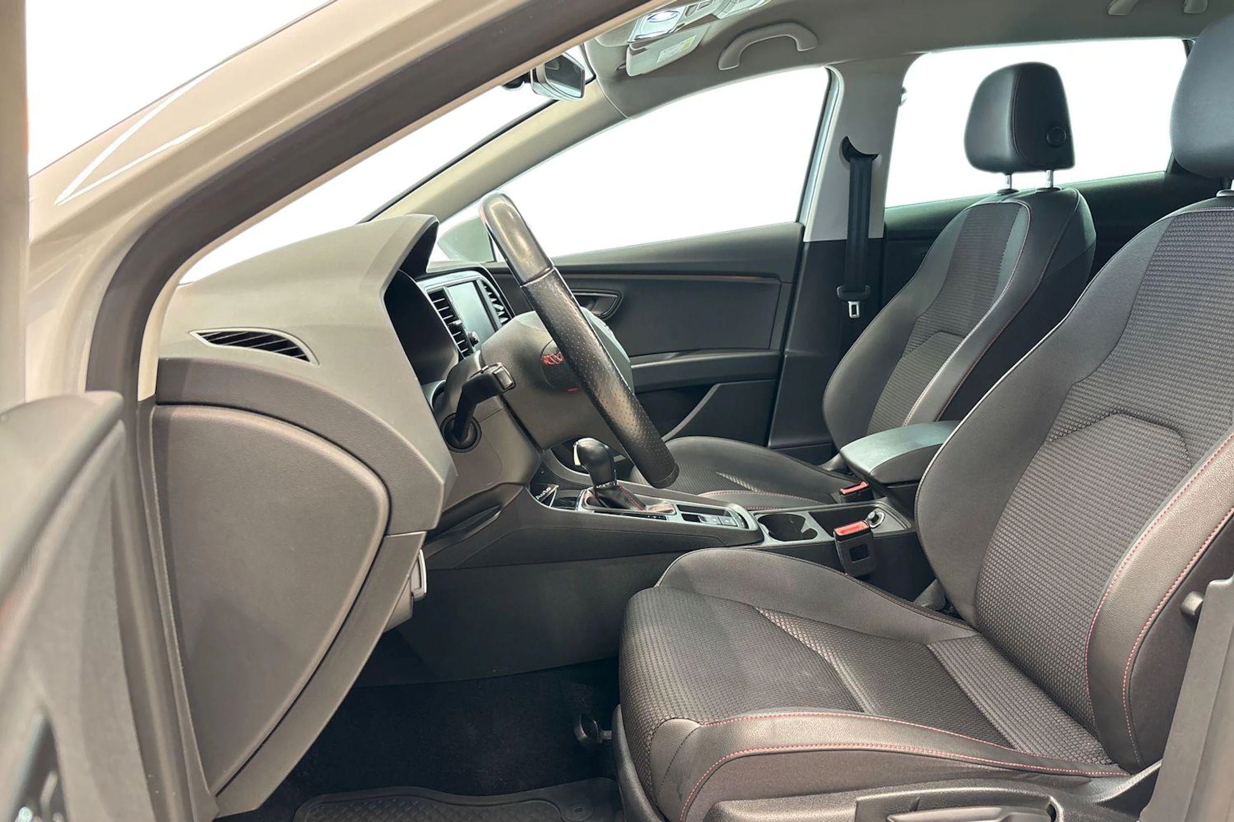 valkoinen SEAT Leon ST 2019 kuva 9.