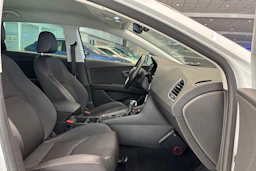 valkoinen SEAT Leon ST 2019 kuva 10.