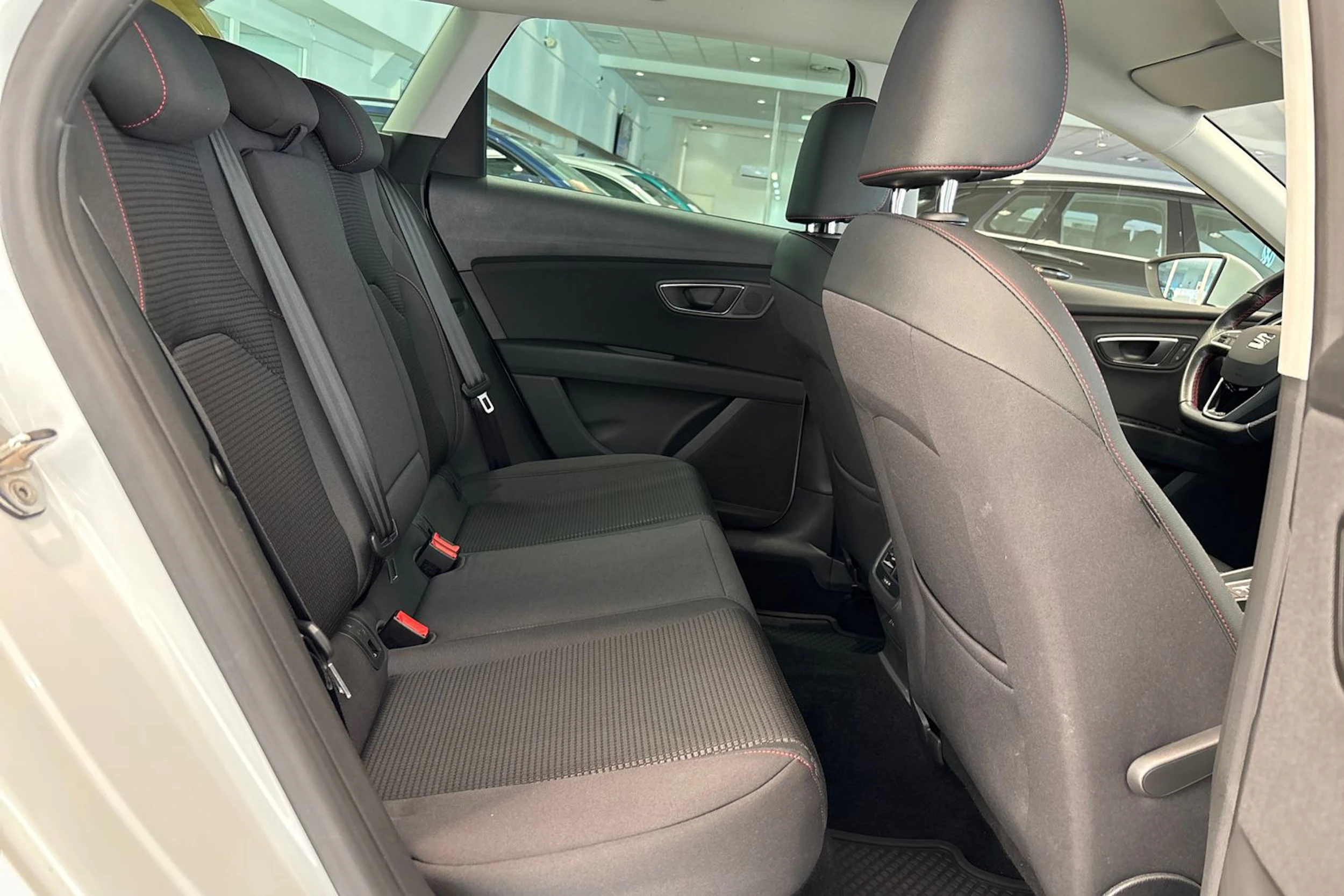 valkoinen SEAT Leon ST 2019 kuva 11.