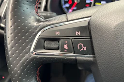 valkoinen SEAT Leon ST 2019 kuva 13.
