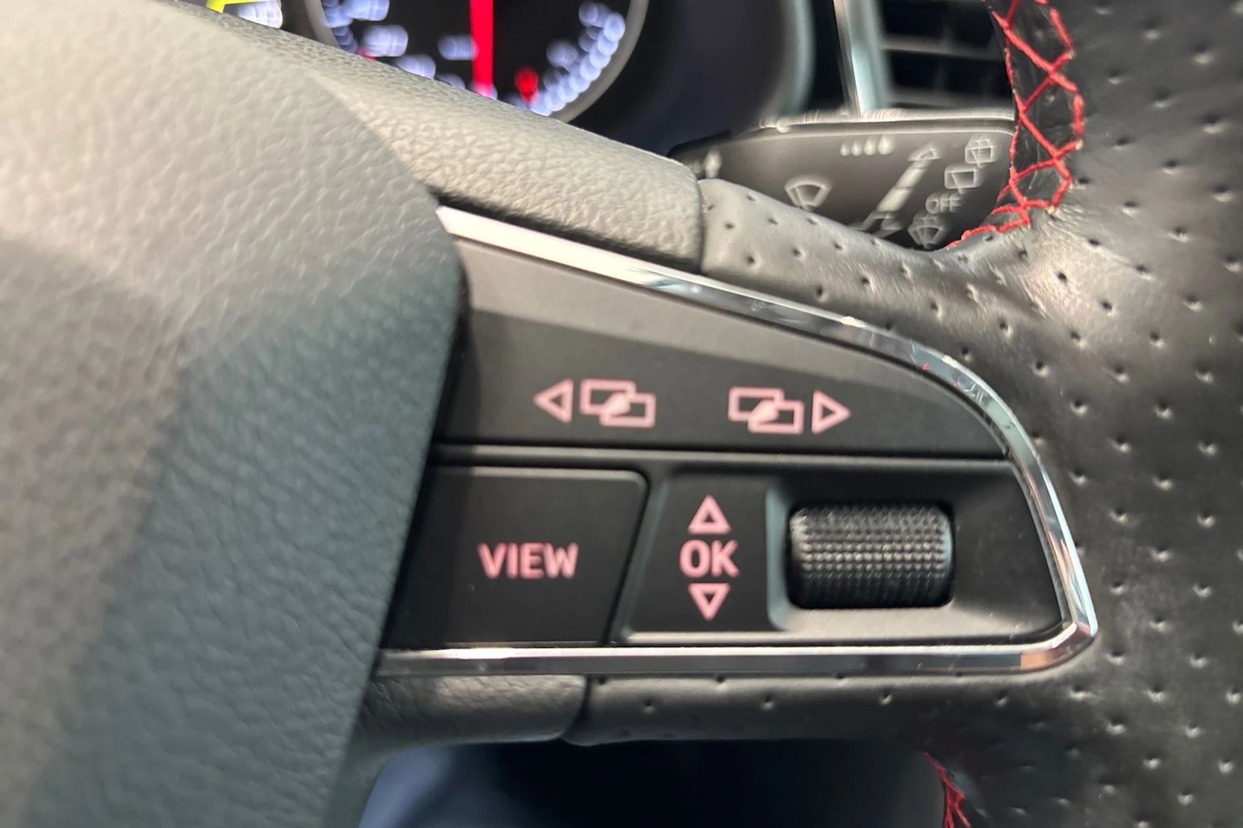 valkoinen SEAT Leon ST 2019 kuva 14.