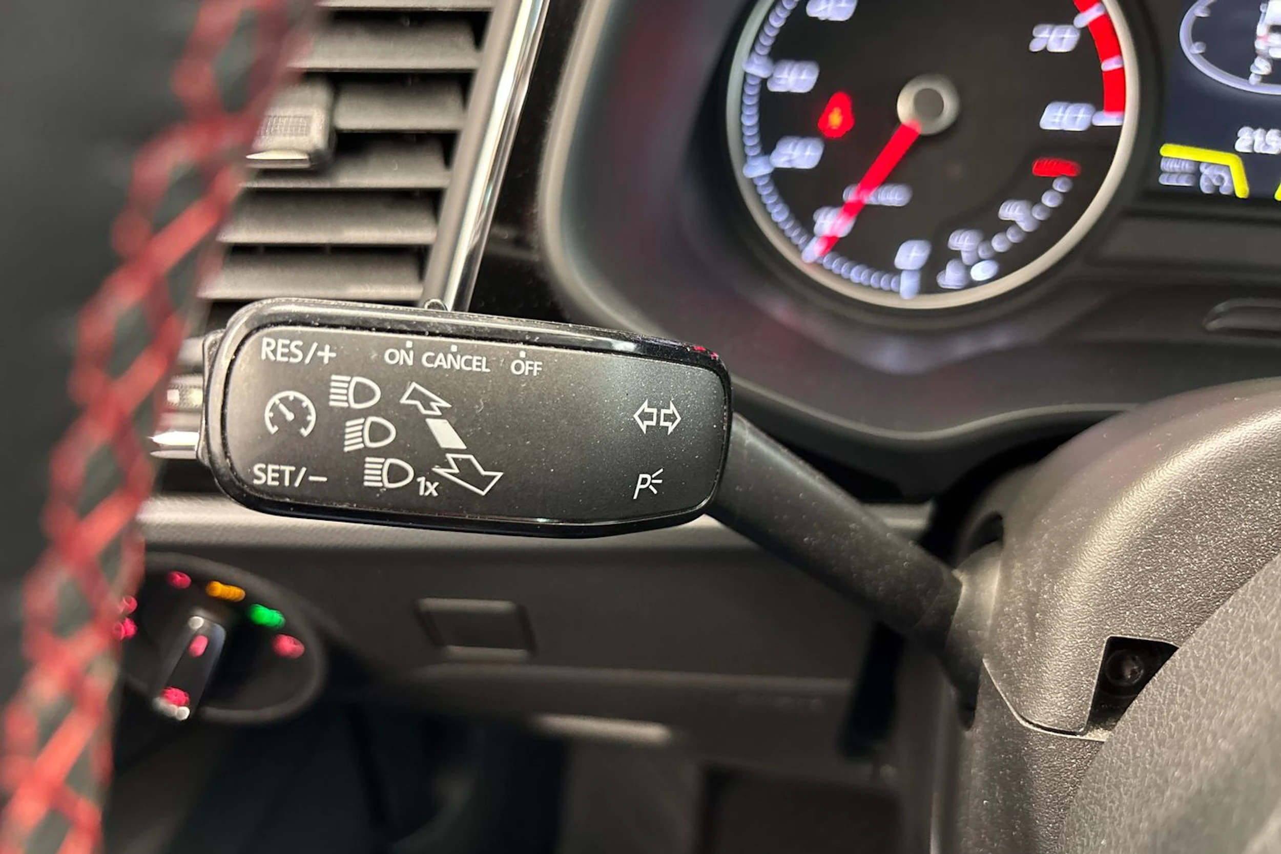 valkoinen SEAT Leon ST 2019 kuva 15.