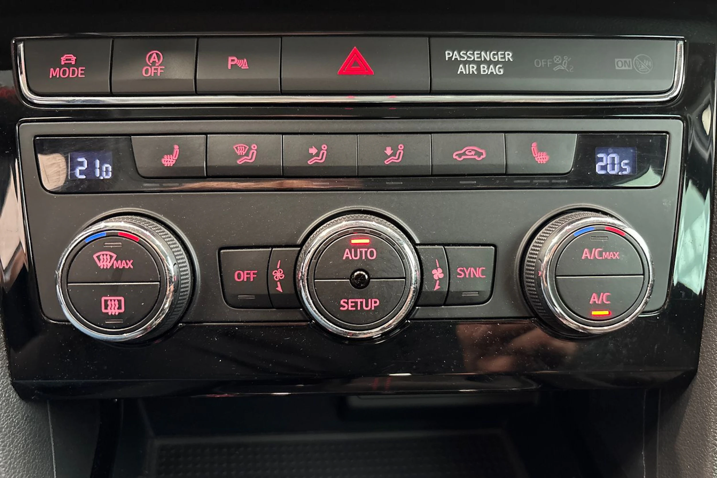 valkoinen SEAT Leon ST 2019 kuva 21.