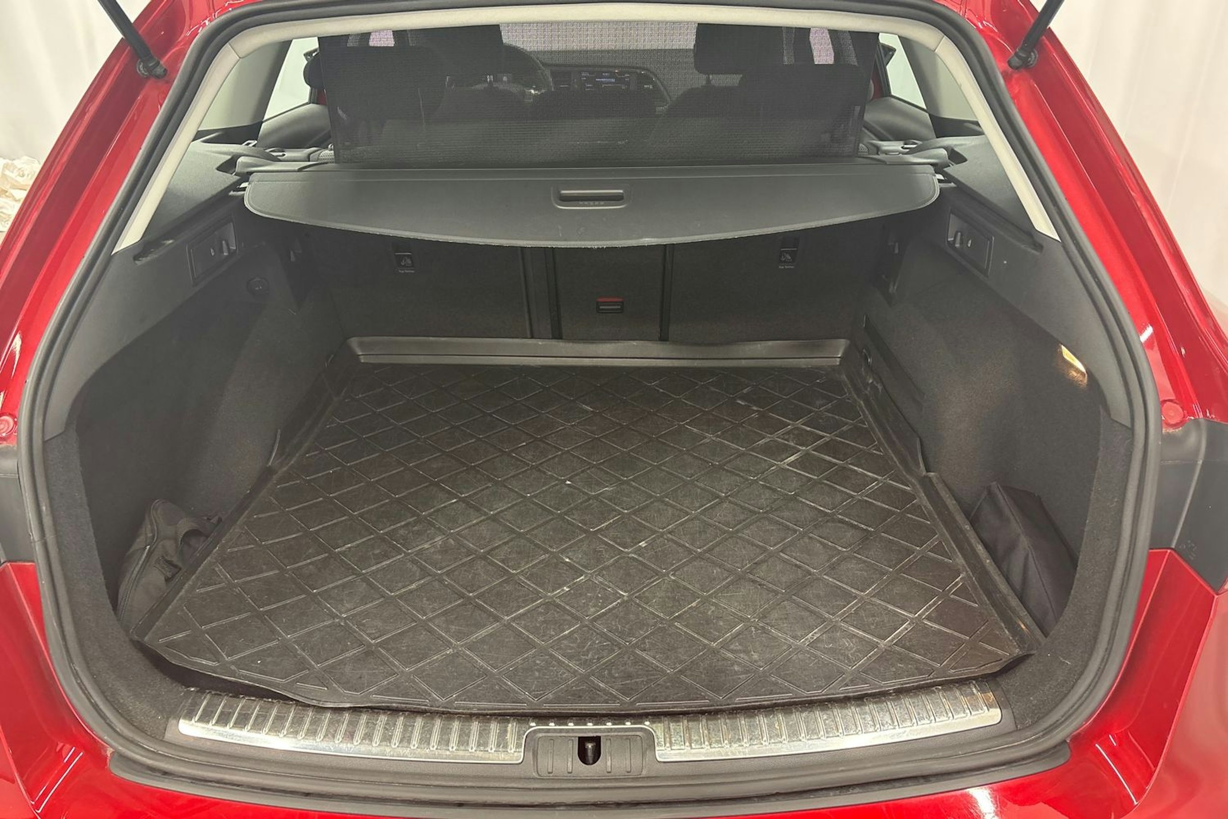 punainen SEAT Leon ST 2019 kuva 15.